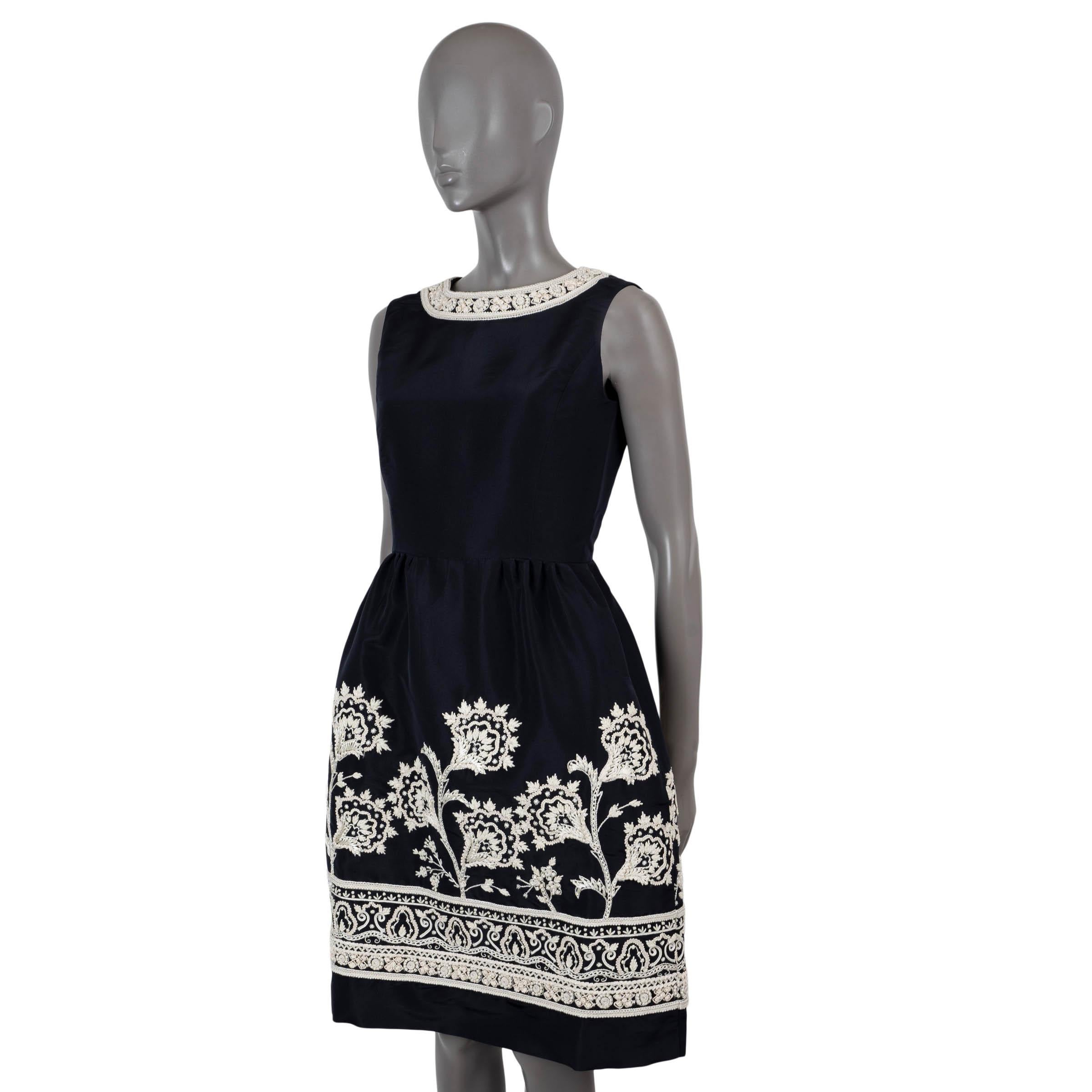 100% authentic Oscar de la Renta sleeveless cocktail dress in black silk (100%). Features floral embroideries in cream and two slit pockets at the waist. Opens with a concealed zipper in the back and is lined in silk (100%). Has been worn and is in