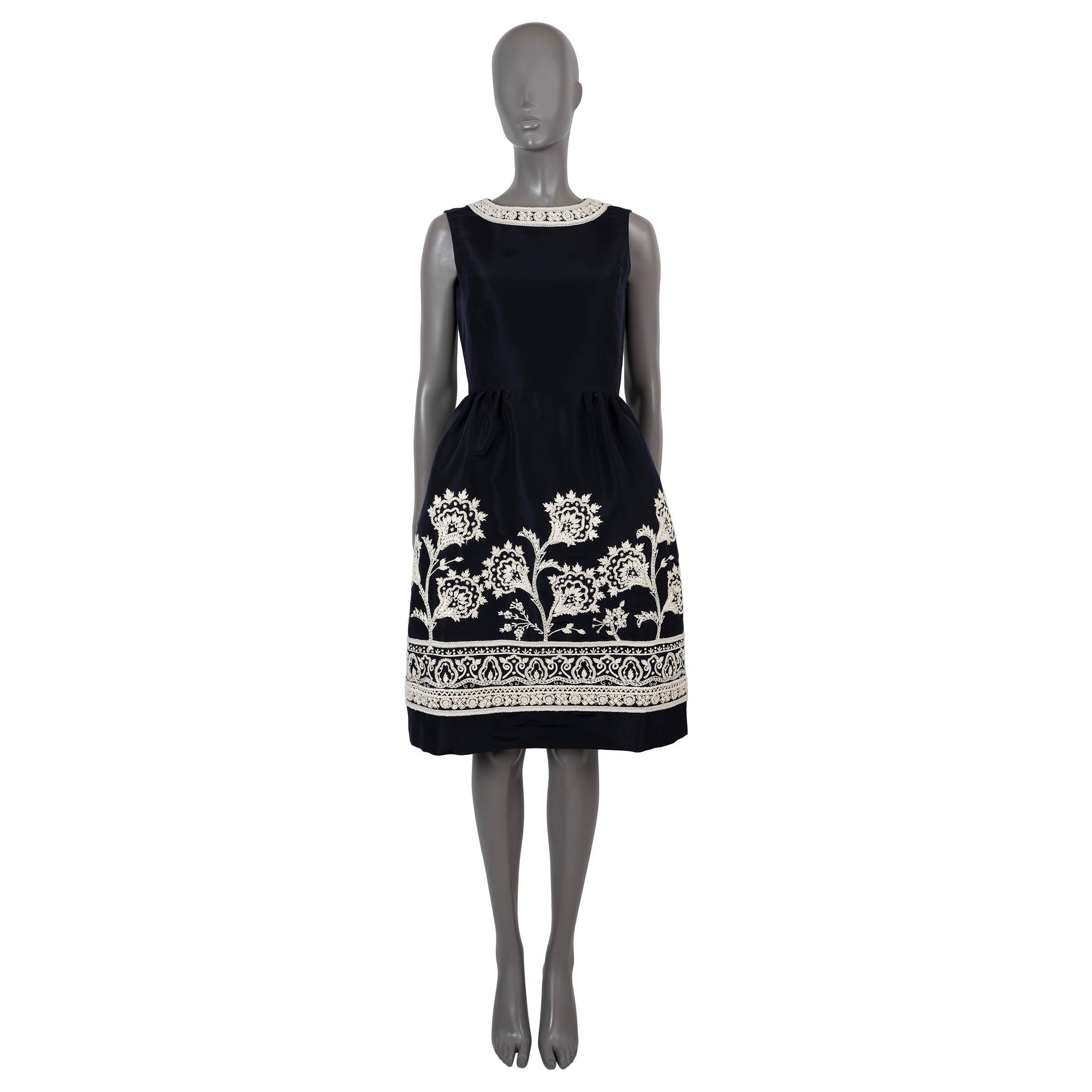 OSCAR DE LA RENTA black silk 2017 EMBROIDERED Cocktail Dress 6 S In Excellent Condition For Sale In Zürich, CH