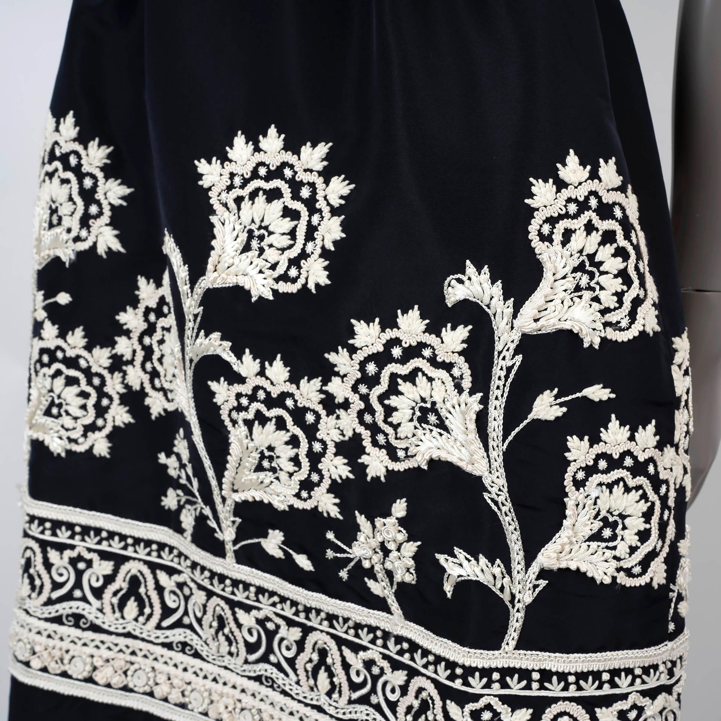 OSCAR DE LA RENTA black silk 2017 EMBROIDERED Cocktail Dress 6 S For Sale 1