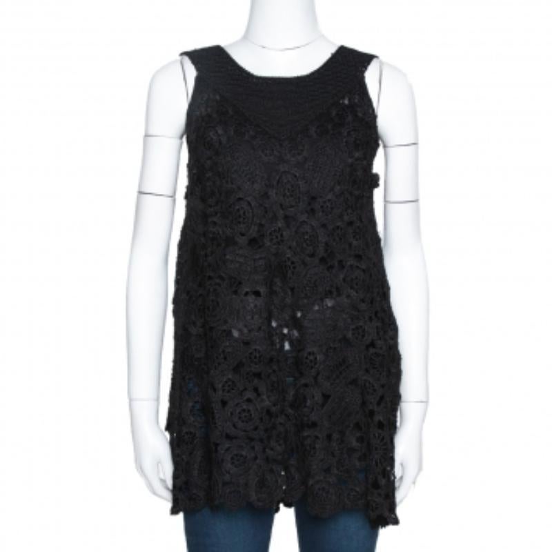 Realizzato in seta di qualità, questo top senza maniche di Oscar De La Renta è perfetto per un'uscita serale se abbinato a pantaloni vistosi o a una gonna femminile. Questo top dalla silhouette elegante è caratterizzato da dettagli in maglia