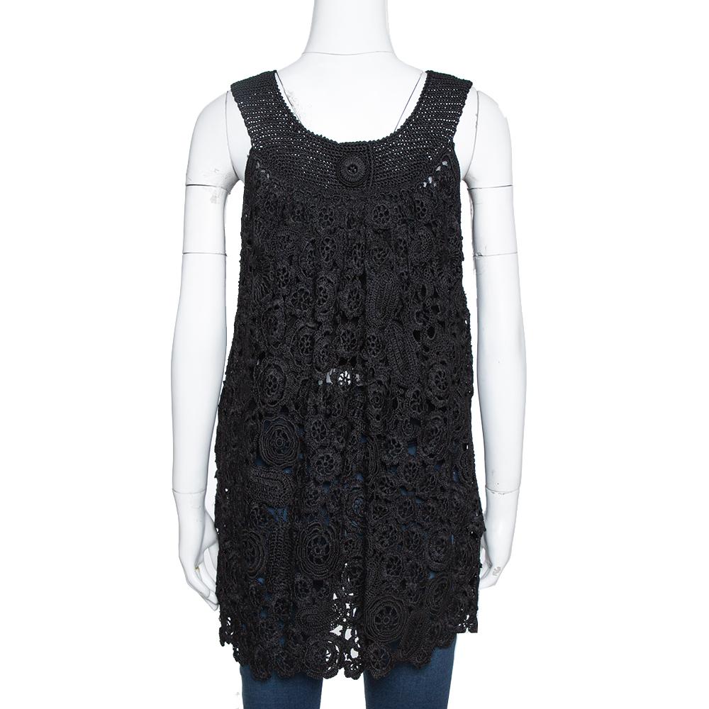 Cut from quality silk, this sleeveless top from Oscar de la Renta is perfect for an evening outing when paired with statement pants or a feminine skirt. Styled in a smart silhouette, this top comes with crochet knit detailing all over.

