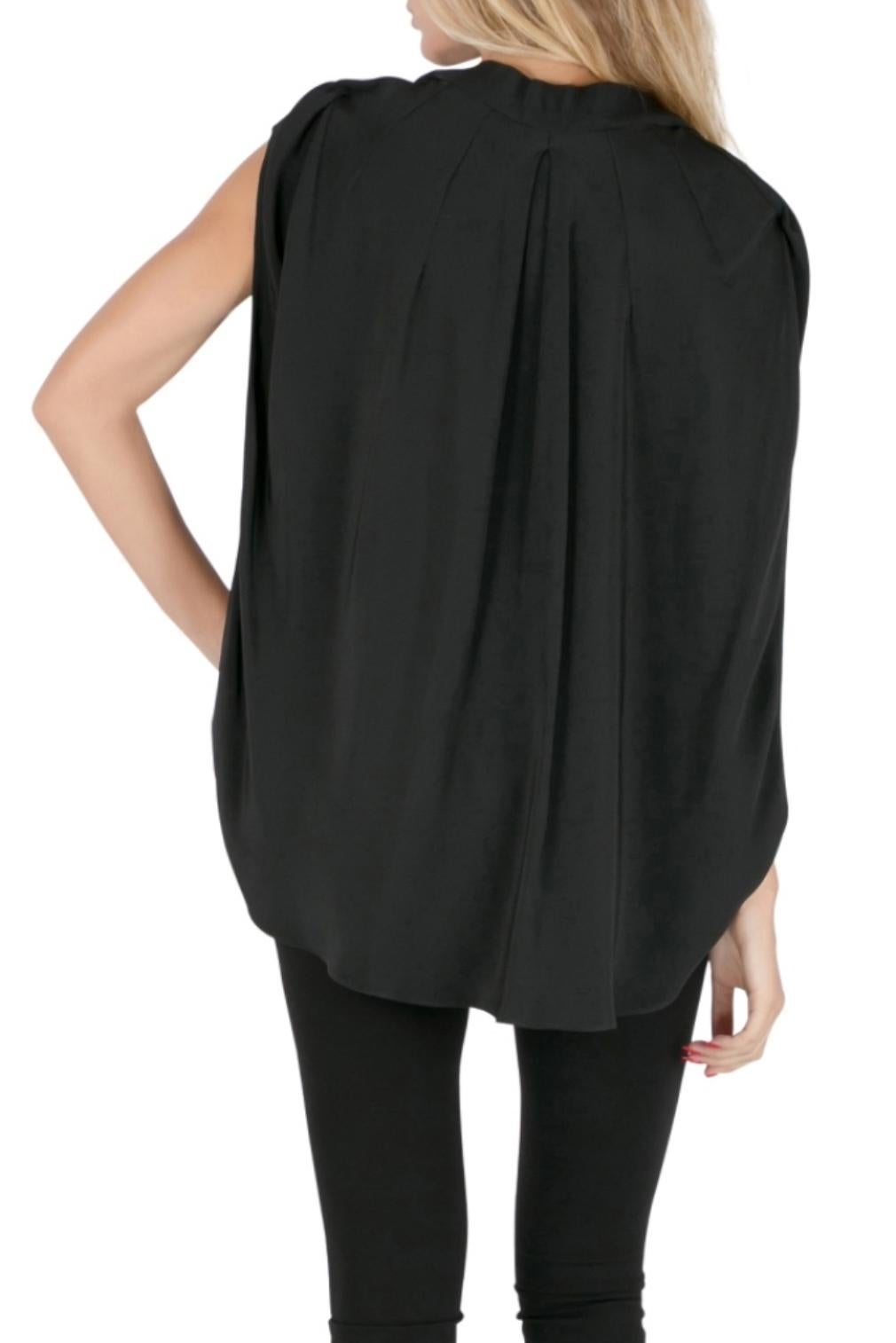 Break the monotonous everyday look with this unique draped front top. The creation of Oscar De La Renta is tailored from smooth silk and comes in black color that will complement any bottoms you team with it. The sleeveless top has a pleated detail