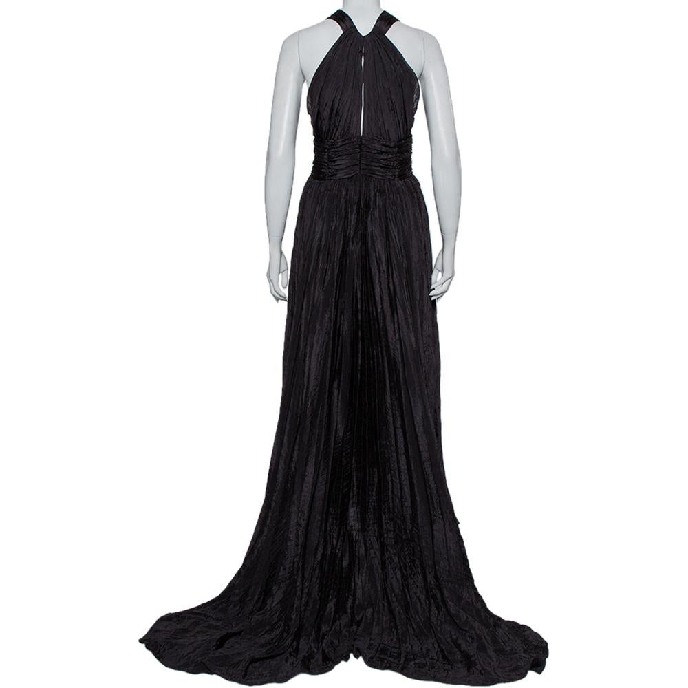 Crafted from silk, this elegant black plissé gown from Oscar de la Renta would be perfect for the evening or special events. Featuring a halter neck, gathered panel on the waist, an asymmetrical hemline, and zip closure, this flared design will