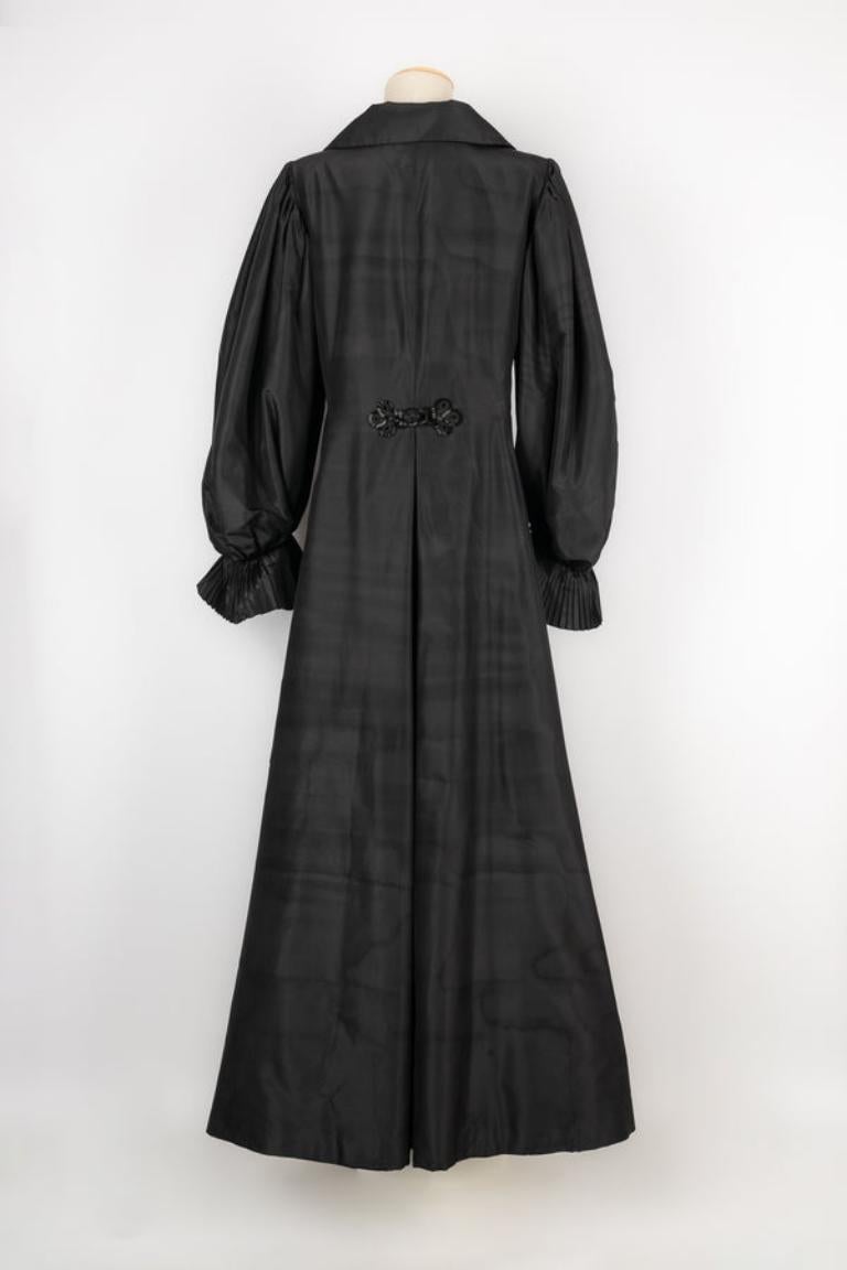 Oscar De La Renta - (Made in USA) Black silk taffeta coat dress with a large collar, brandenburg buttons embroidered with tubular pearls, and long flounced puffy sleeves. Black tulle slip. 16US size indicated, it fits a 42FR. 1980 circa