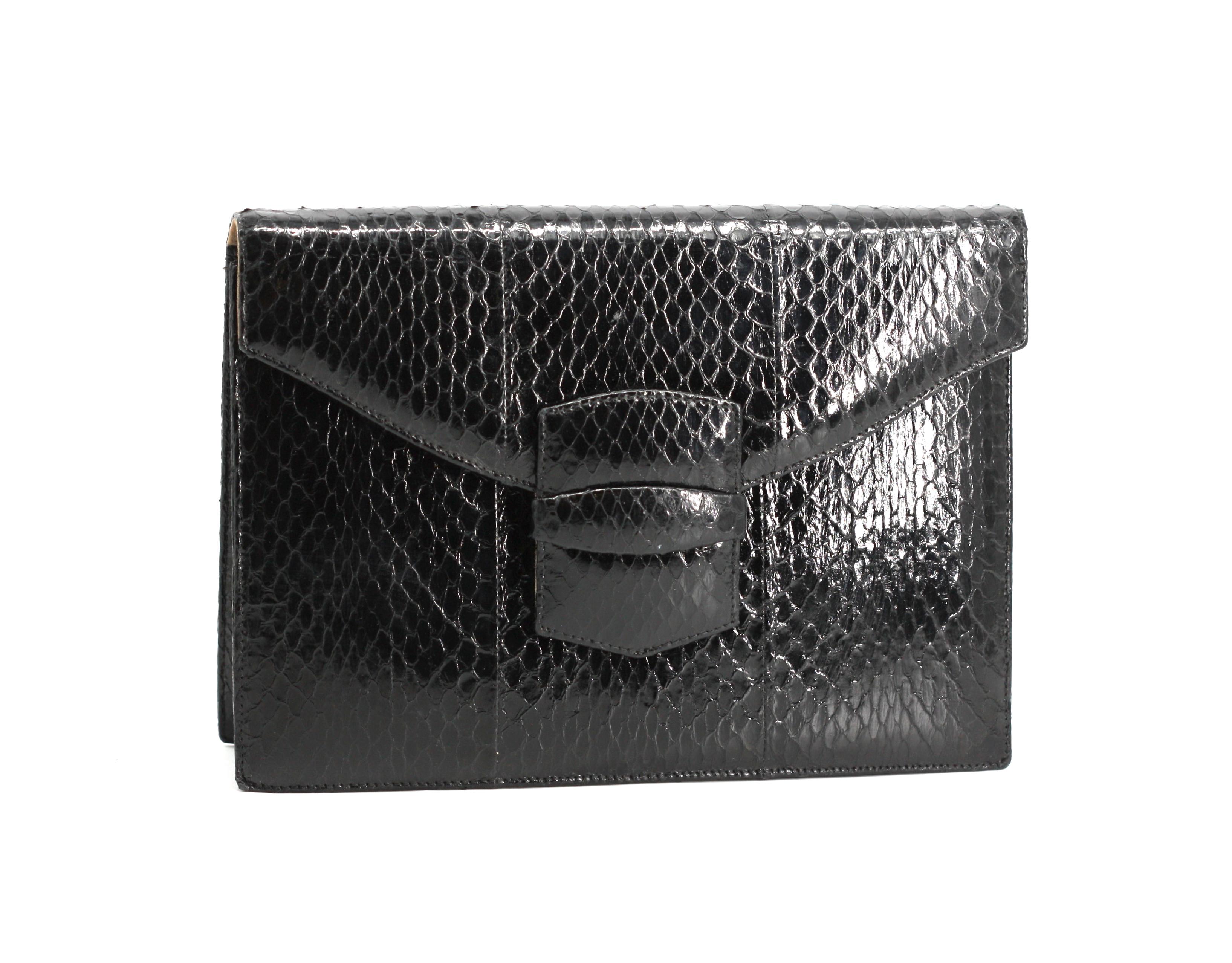 Oscar De La Renta - Pochette a busta in pelle di serpente nera

Raffinato esempio degli intramontabili accessori da sera di Oscar De La Renta, questa elegante pochette a busta in pelle di serpente nera si distingue per la patta ben definita e la