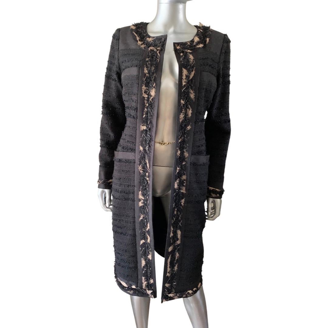 Oscar De La Renta Black & Tan Chic Bouclé Cardigan Coat Size 10/12 In Good Condition For Sale In Palm Springs, CA