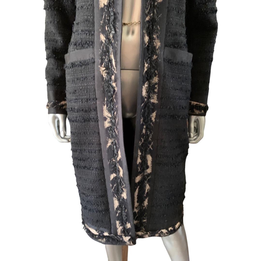 Oscar De La Renta Black & Tan Chic Bouclé Cardigan Coat Size 10/12 For Sale 2