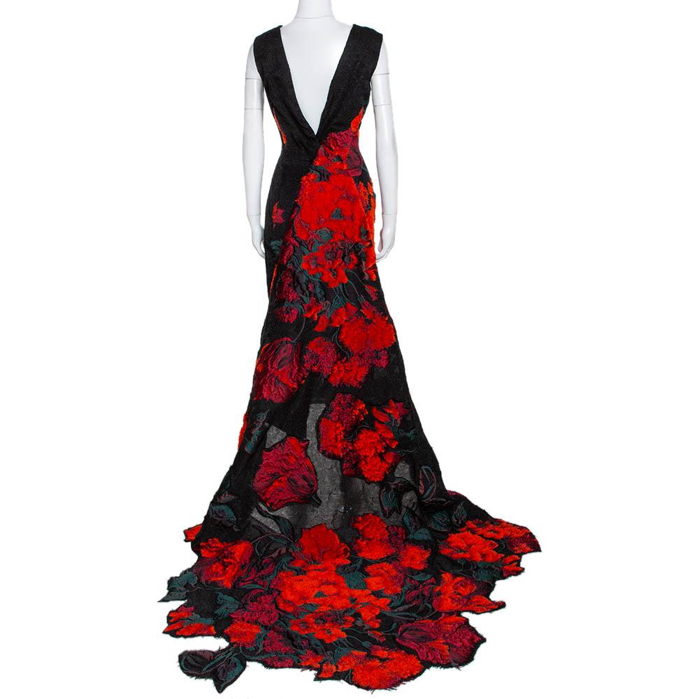 Anything that comes out of Oscar de la Renta's design workhouse can be praised for its craftsmanship or tailoring. This gorgeous gown has blooms of roses so beautiful that one can imagine the fragrance of style it will evoke. It is made from quality