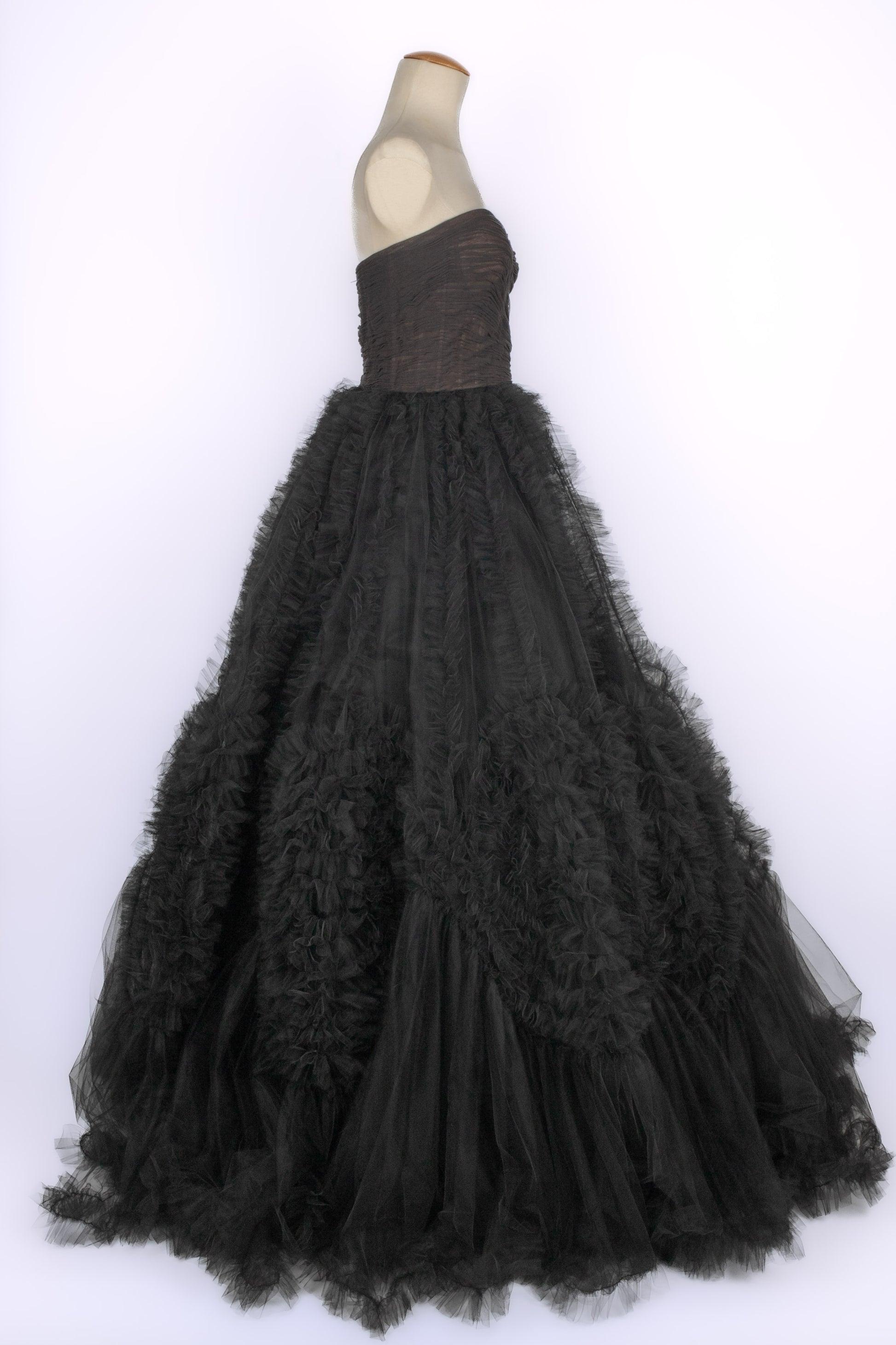 Oscar De La Renta - Abito da sera bustier in tulle nero. La taglia 8 indicata, corrisponde a una 38FR.

Informazioni aggiuntive:
Condizioni: Ottime condizioni
Dimensioni: Petto: 44 cm - Vita: 31 cm - Lunghezza: 143 cm

Riferimento del venditore: VR97