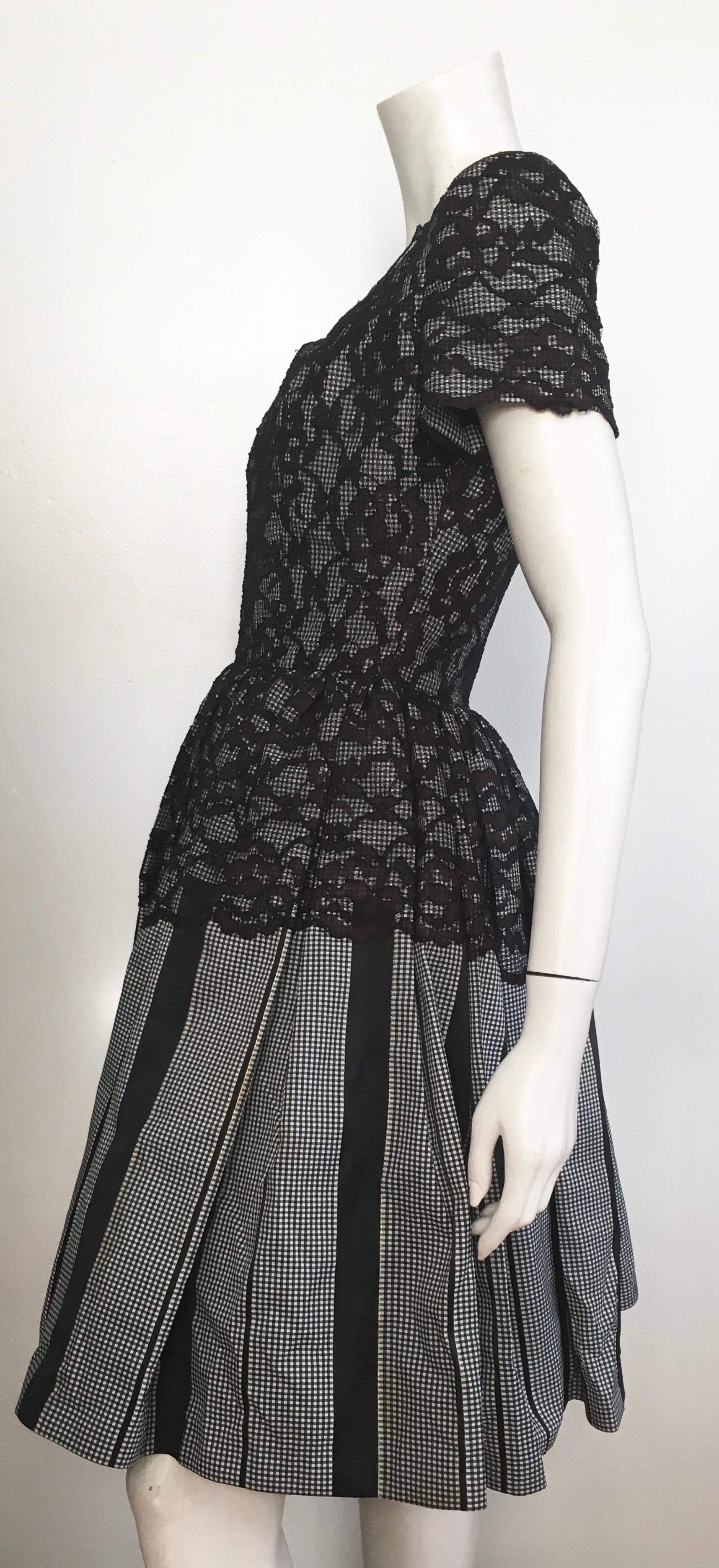 Oscar de la Renta Black & White Lace Evening Cocktail Dress Size 6. For Sale 5