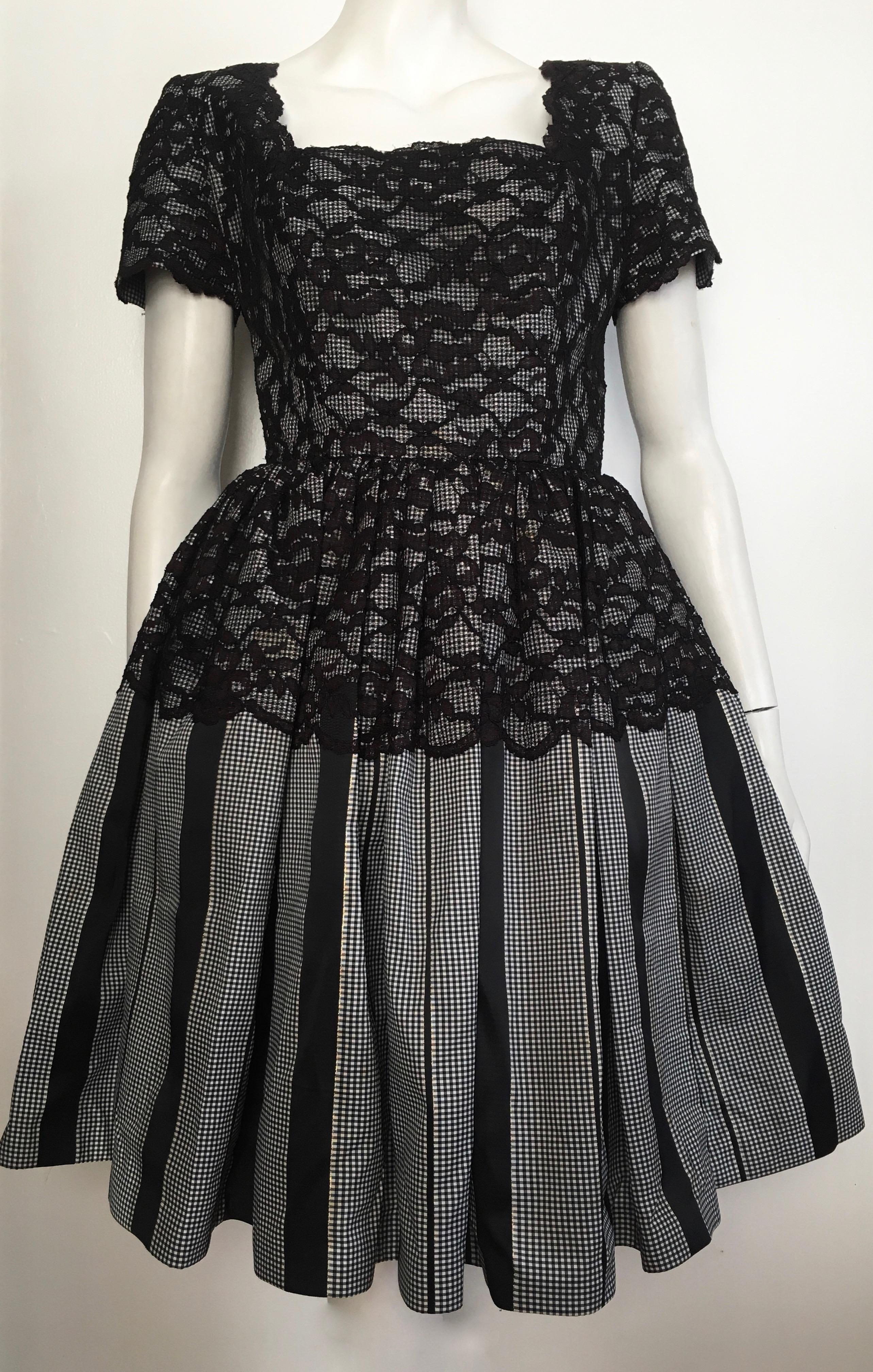 Oscar de la Renta Black & White Lace Evening Cocktail Dress Size 6. For Sale 8