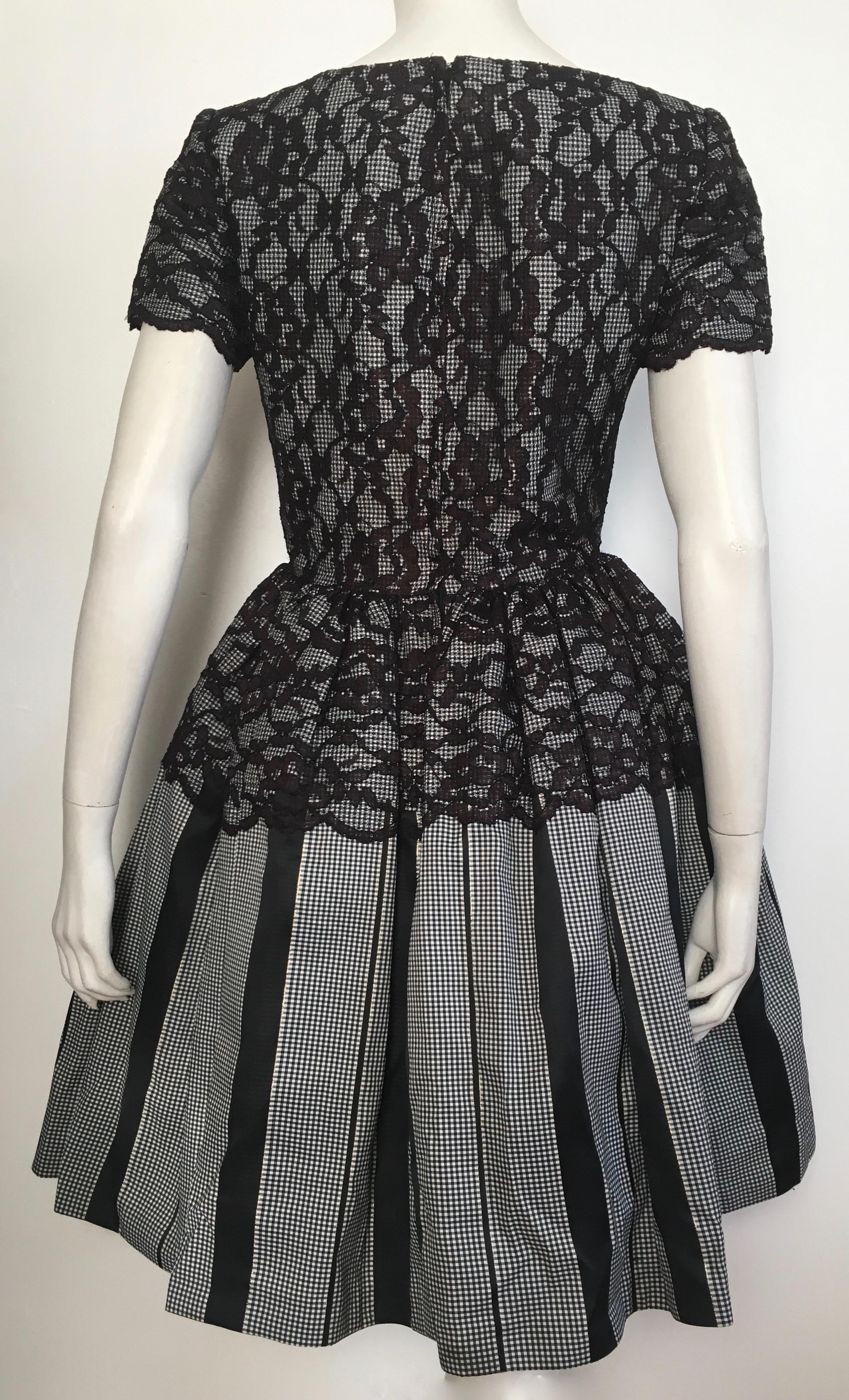 Oscar de la Renta Black & White Lace Evening Cocktail Dress Size 6. For Sale 9