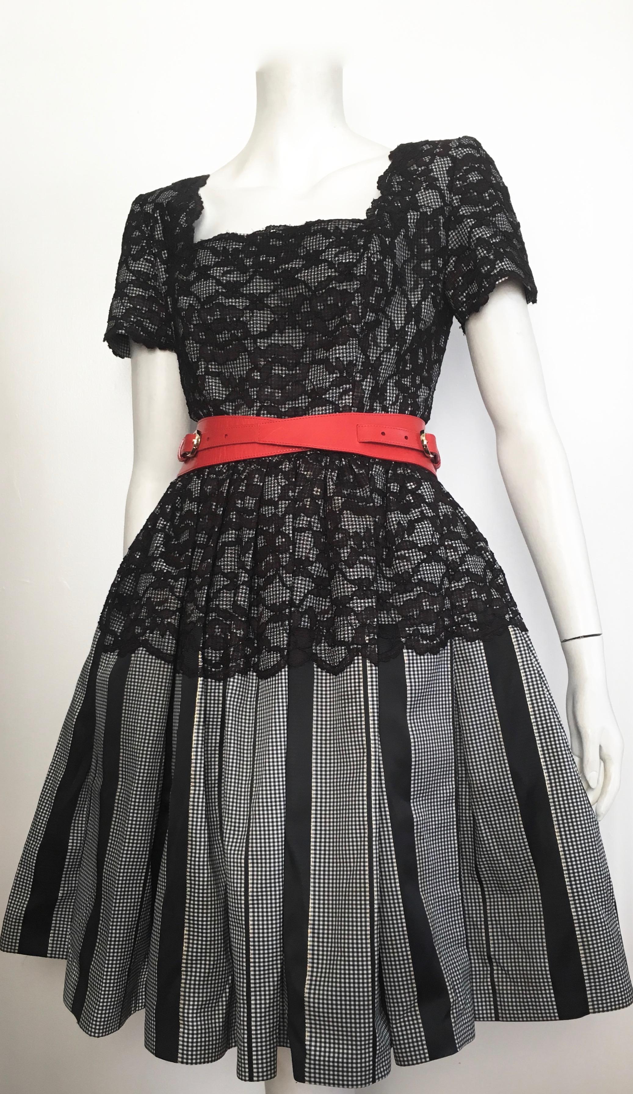 Oscar de la Renta Black & White Lace Evening Cocktail Dress Size 6. For Sale 10