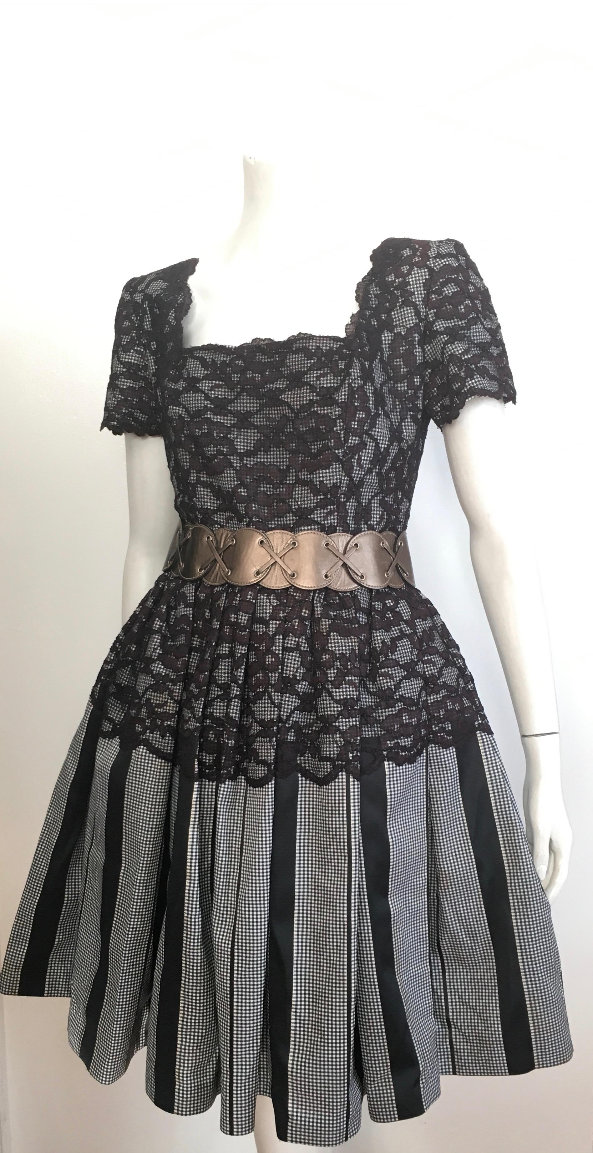 Oscar de la Renta Black & White Lace Evening Cocktail Dress Size 6. For Sale 11