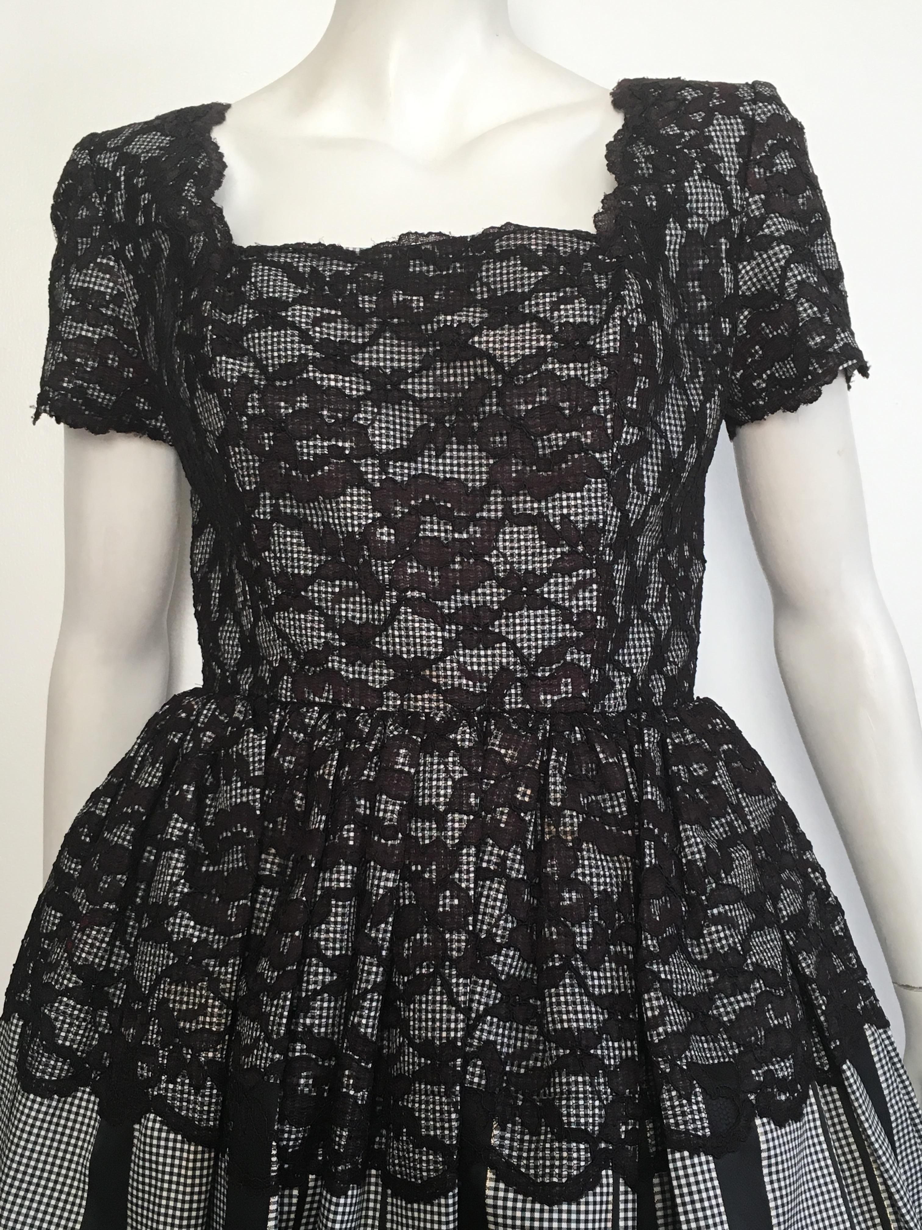 Gray Oscar de la Renta Black & White Lace Evening Cocktail Dress Size 6. For Sale
