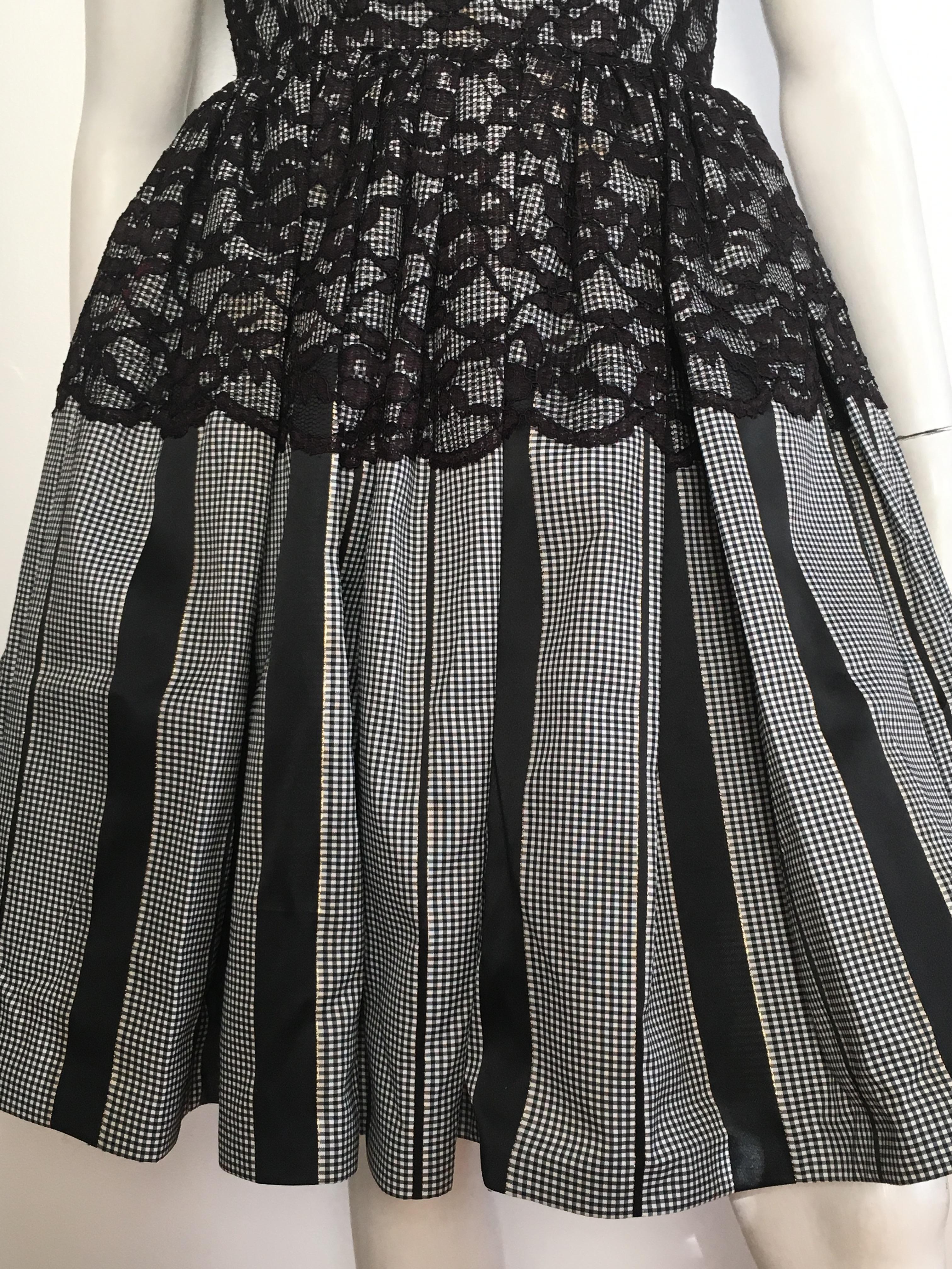 Oscar de la Renta Black & White Lace Evening Cocktail Dress Size 6. In Good Condition For Sale In Atlanta, GA