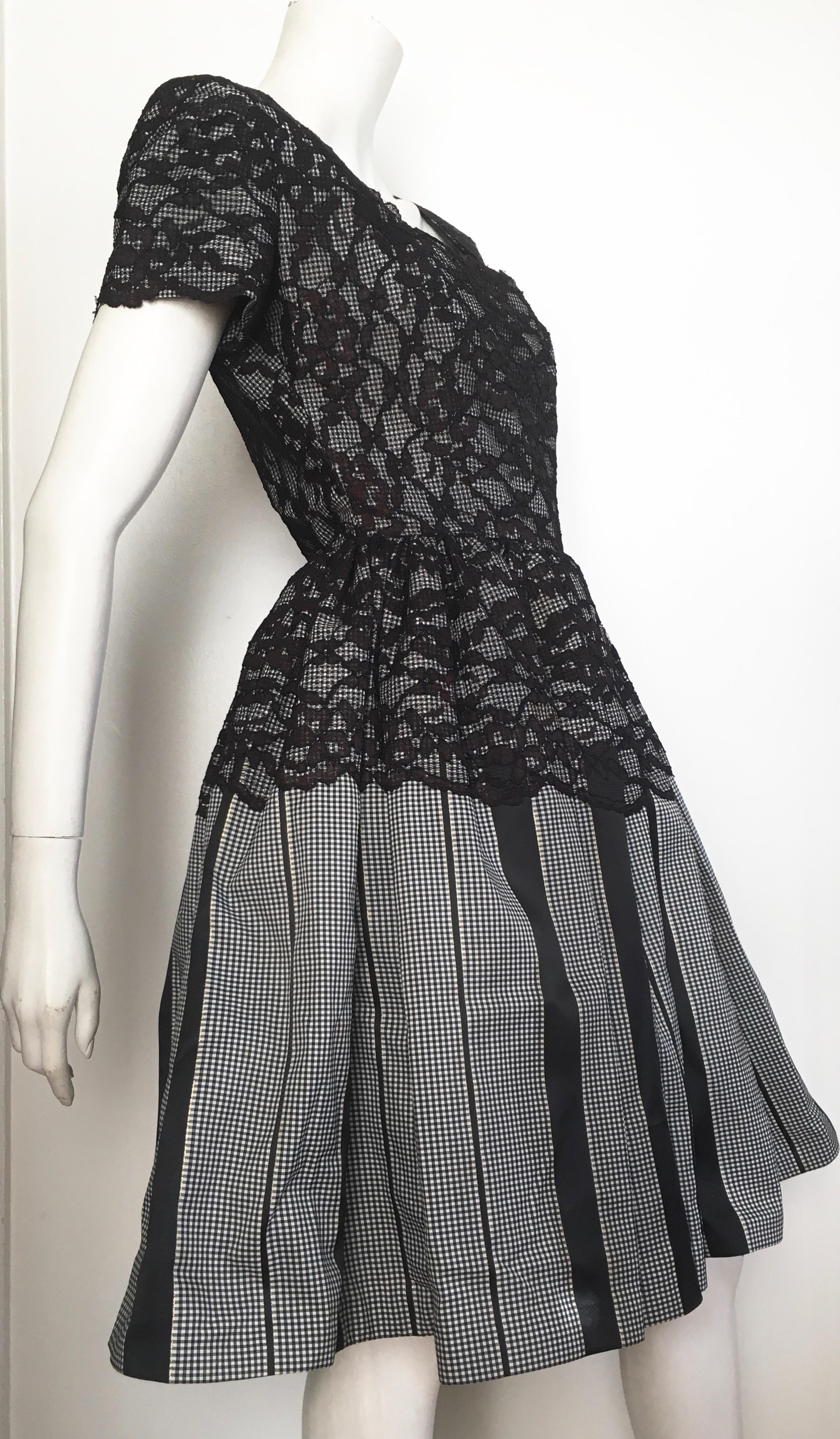 Women's or Men's Oscar de la Renta Black & White Lace Evening Cocktail Dress Size 6. For Sale