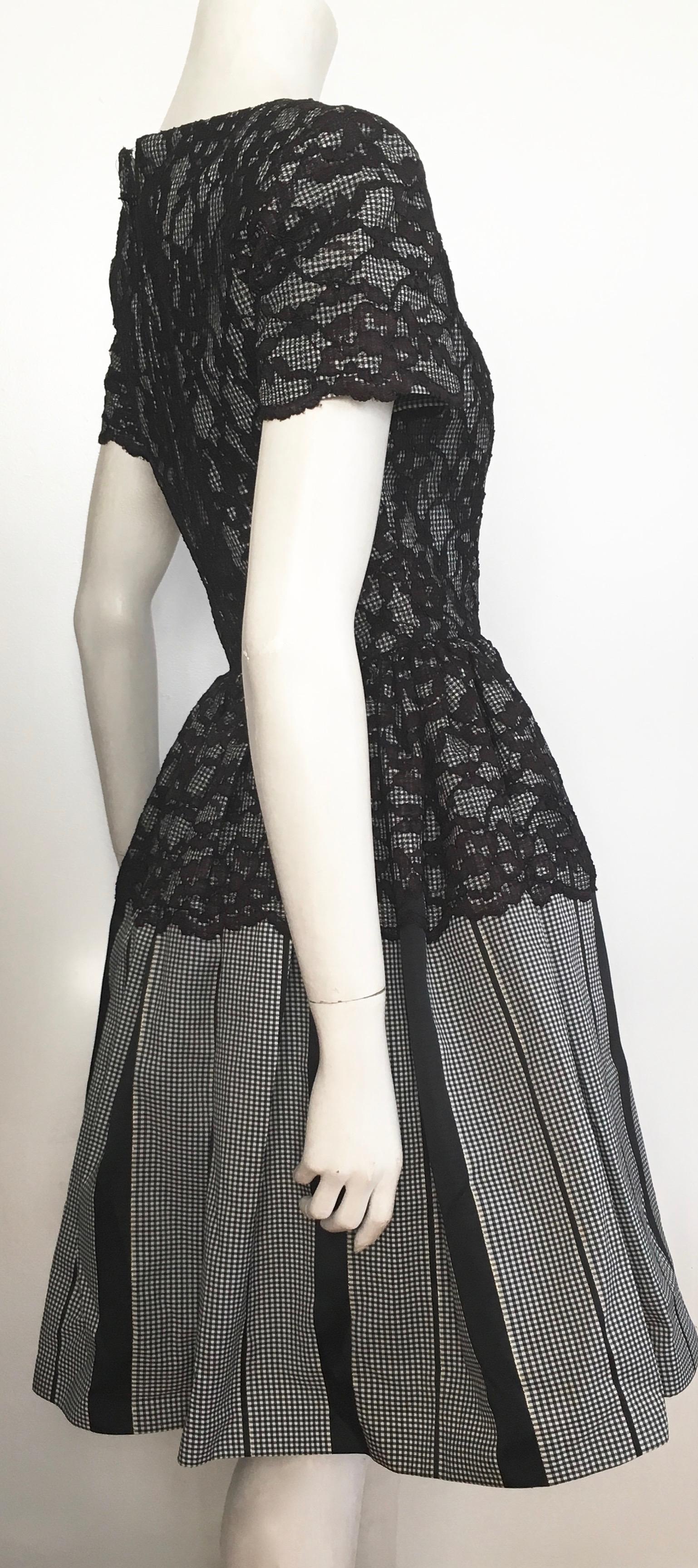 Oscar de la Renta Black & White Lace Evening Cocktail Dress Size 6. For Sale 1