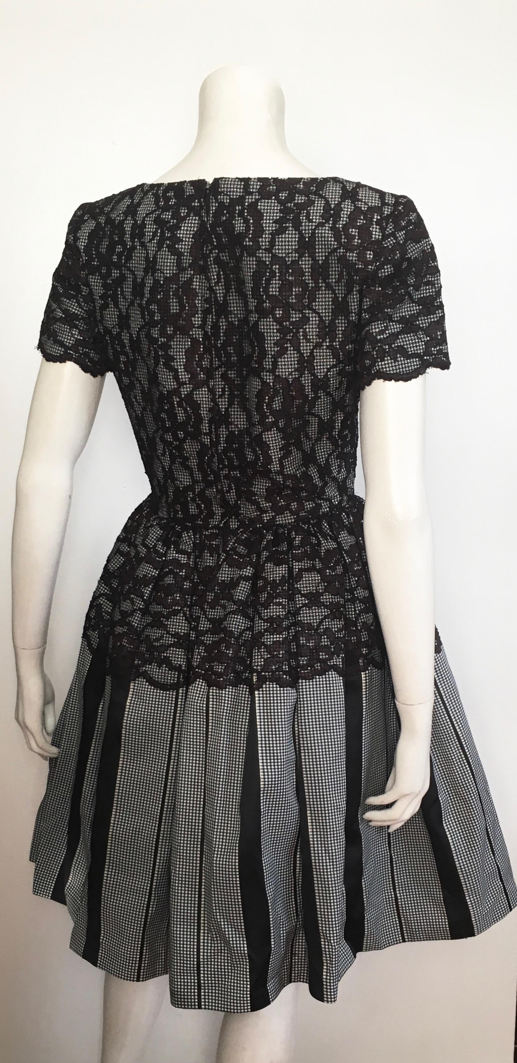 Oscar de la Renta Black & White Lace Evening Cocktail Dress Size 6. For Sale 2