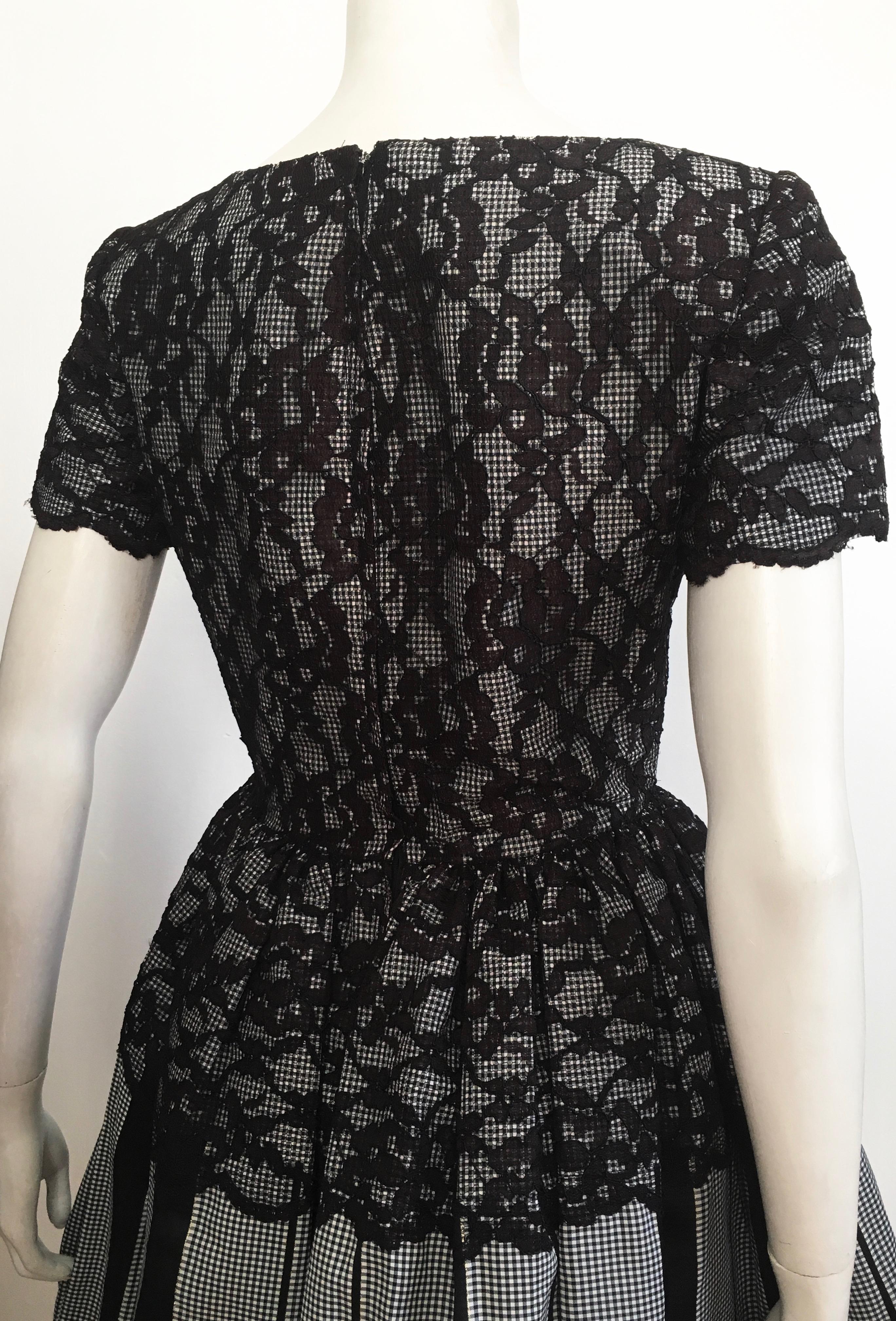 Oscar de la Renta Black & White Lace Evening Cocktail Dress Size 6. For Sale 3