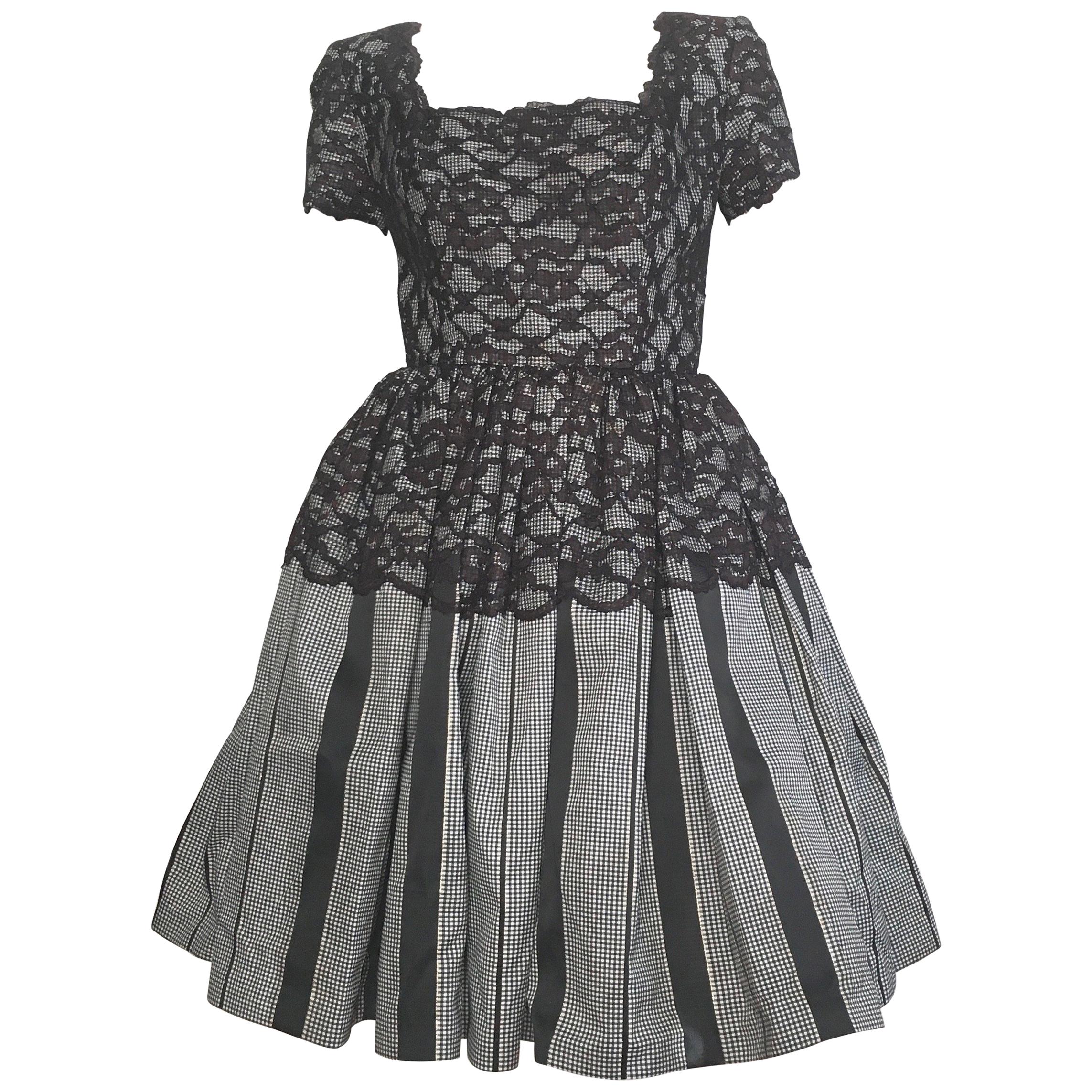 Oscar de la Renta Black 
White Lace Evening Cocktail Dress Size 6. For Sale