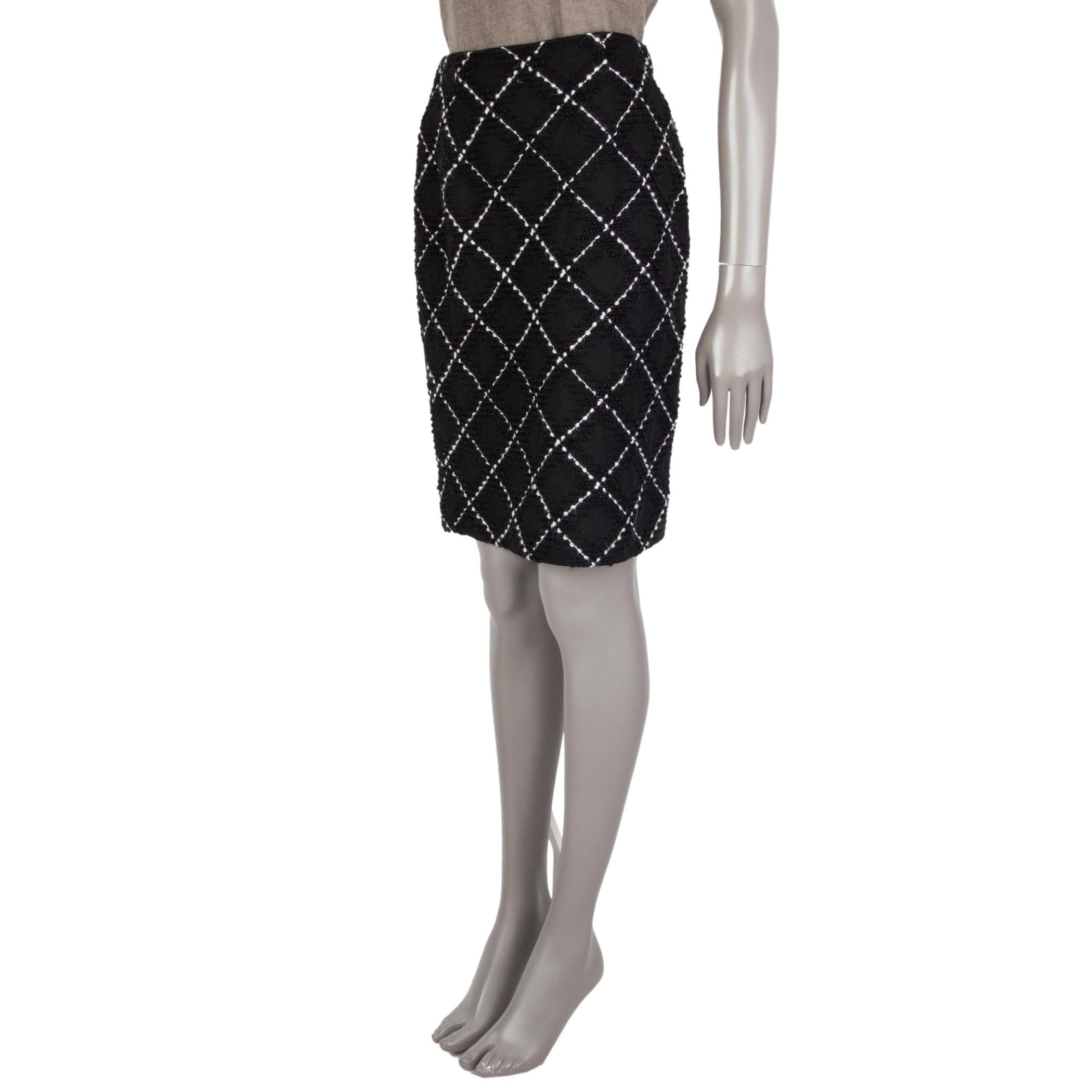 100% authentic Oscar de la Renta embroidered straight skirt in black and white virgin wool (100%). With slit on the back. Closes with hook and invisible zipper on the back. Lined in black silk (100%). Has been worn and is in excellent condition.