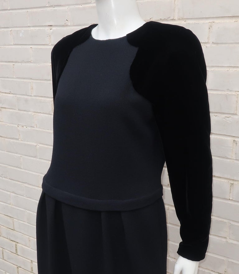 Oscar de La Renta Black Wool Crepe and Velvet Dress For Sale at 1stDibs