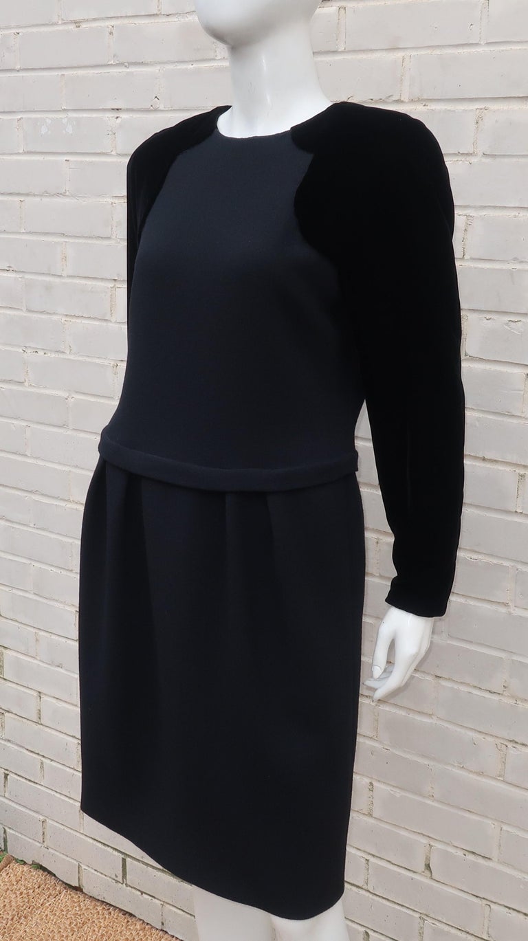 Oscar de La Renta Black Wool Crepe and Velvet Dress For Sale at 1stDibs