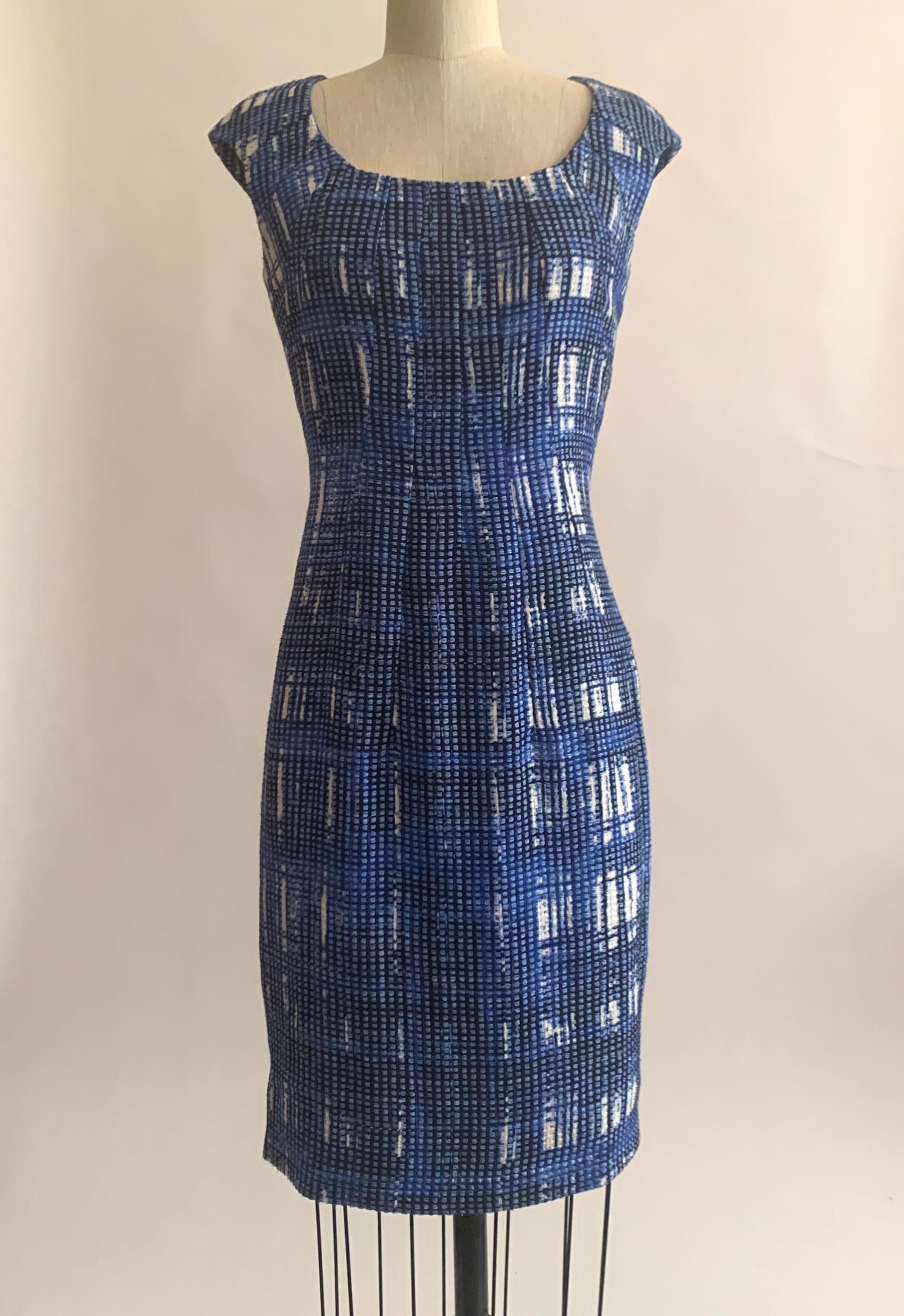 Oscar de la Renta silk pencil cut dress in an amazing blue and white abstract check ribbon weave. Back zip and hook and eye. Oscar de la Renta signature print lining.

57% cotton, 43% polyamide.
Fully lined in 100% silk.

Made in Italy.

Size 6. may