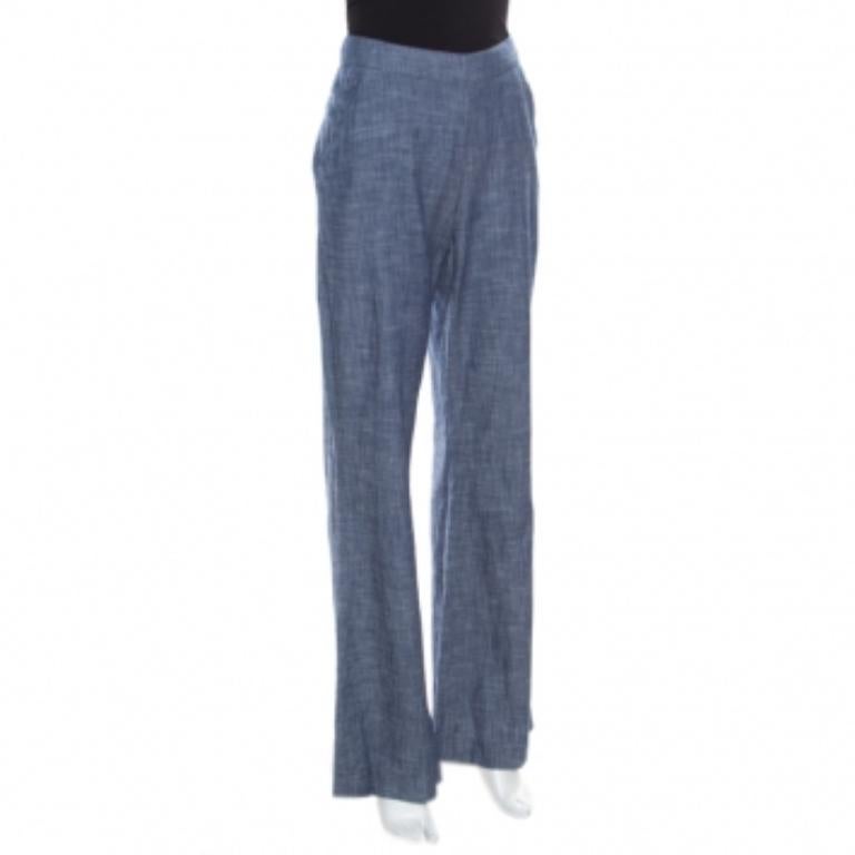 These wide leg trousers from Oscar de la Renta are absolutely delightful. The pair features a high-waist and wide legs. Made from cotton, this pair will work well with a neat white shirt and pumps.