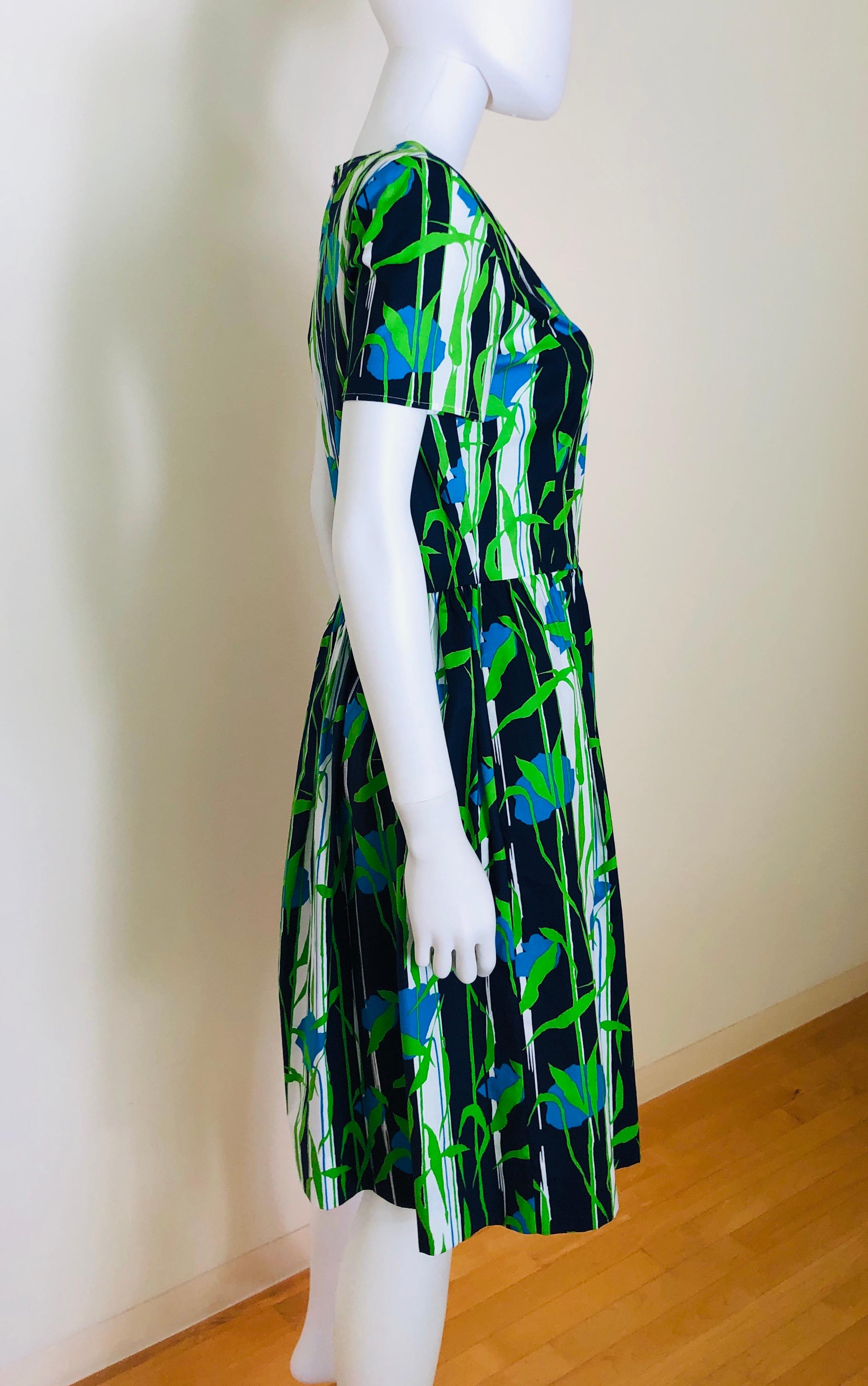 Oscar de la Renta Blue, Green & White Floral Pattern Short Sleeve Flared Dress For Sale 7