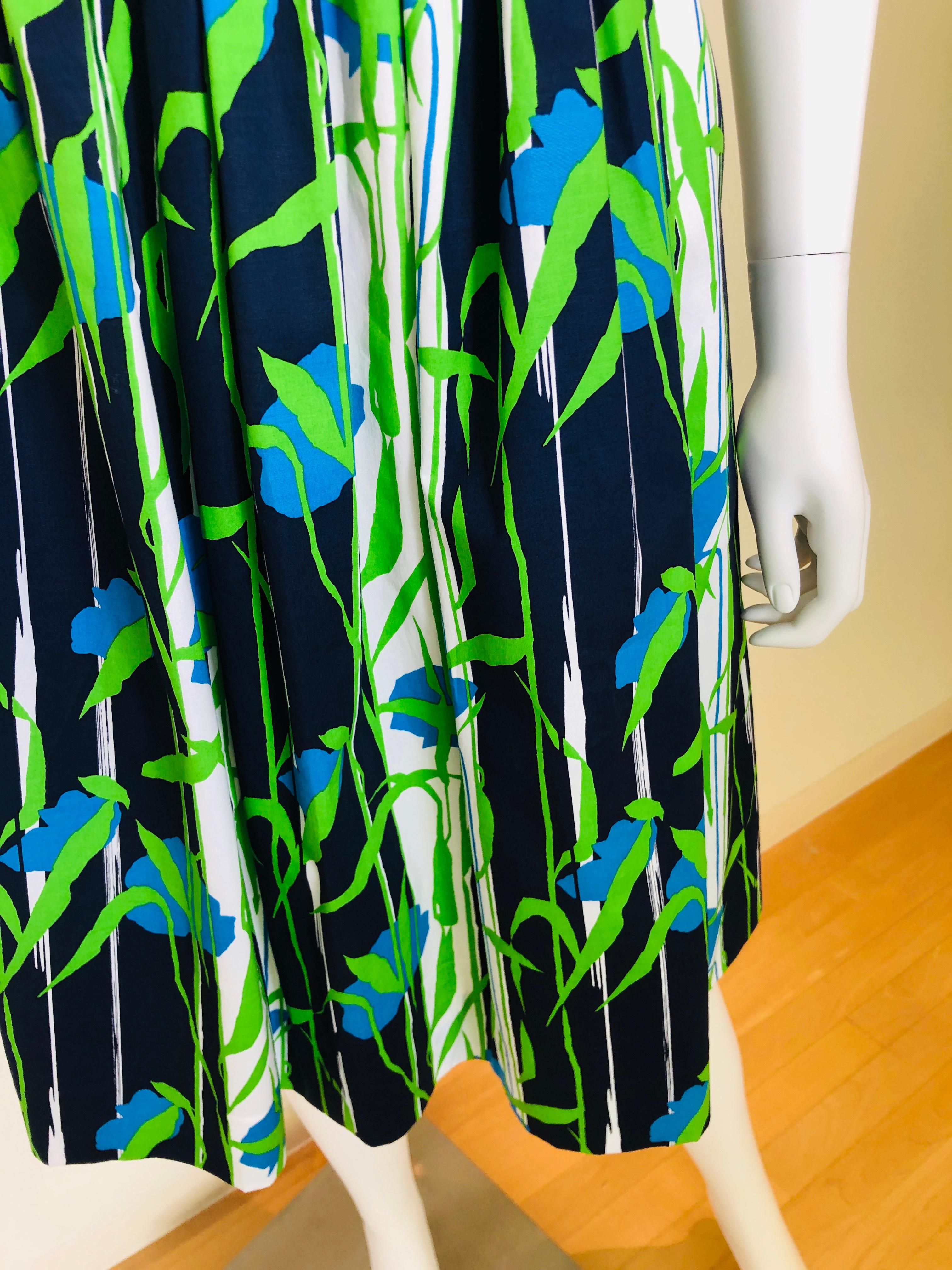 Oscar de la Renta Blue, Green & White Floral Pattern Short Sleeve Flared Dress In Excellent Condition For Sale In Houston, TX