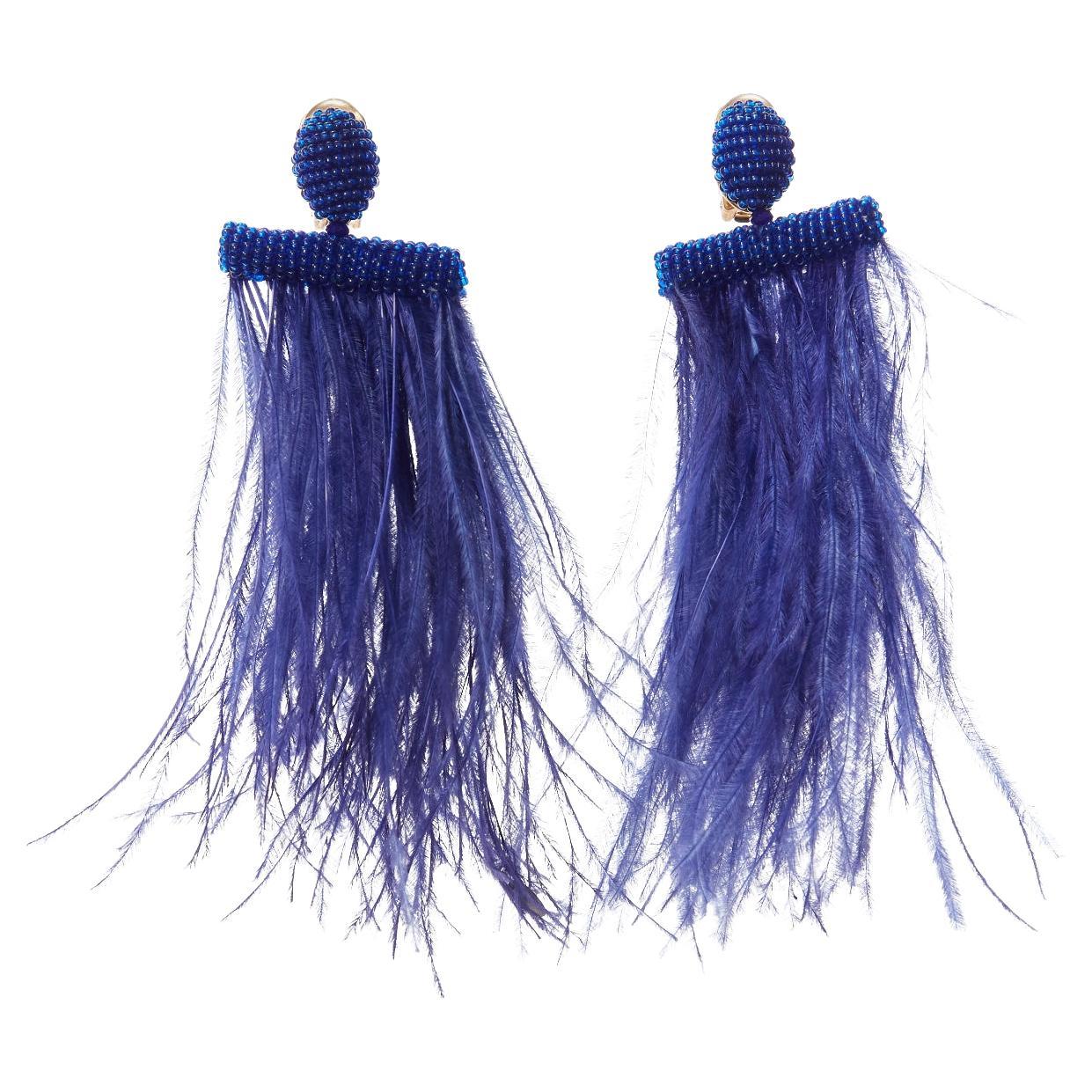 Oscar De La Renta, orecchini a clip con perline e piume di struzzo blu in vendita