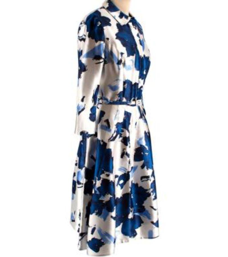Oscar De La Renta Blue Printed Belted Dress

-Belted waist 
-Concealed rear zip fastening 
-Button fastening 
-Pleated skirt 
- Fully lined 
-Blue & white design pattern 

Material: 

100% Sik 

9.5/10 excellent conditions, please refer to images