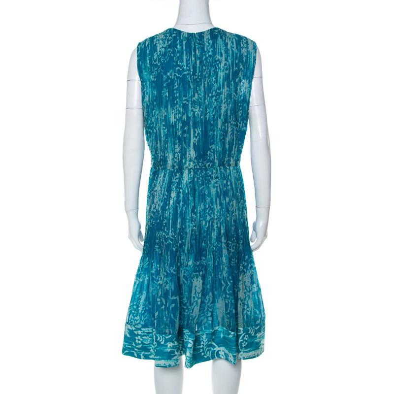 Look nothing less than a model in this perfect Oscar de la Renta dress. A pretty number like this blue dress requires minimal efforts to look fashionable. Choose this pleated silk dress that lends a free-flowing vibe.

