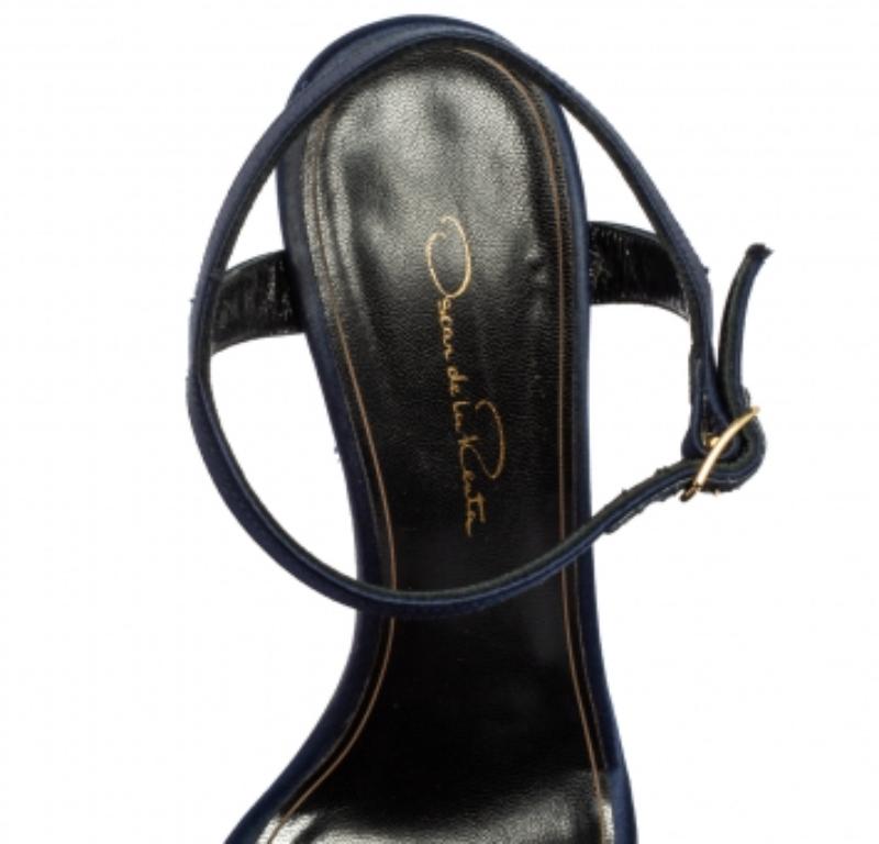 Oscar De La Renta - Sandali con cinturino alla caviglia in raso blu impreziositi da Lemmy - misura 37,5 In condizioni buone in vendita a Dubai, Al Qouz 2