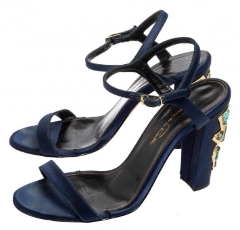 Oscar De La Renta - Sandali con cinturino alla caviglia in raso blu impreziositi da Lemmy - misura 37,5 in vendita 1