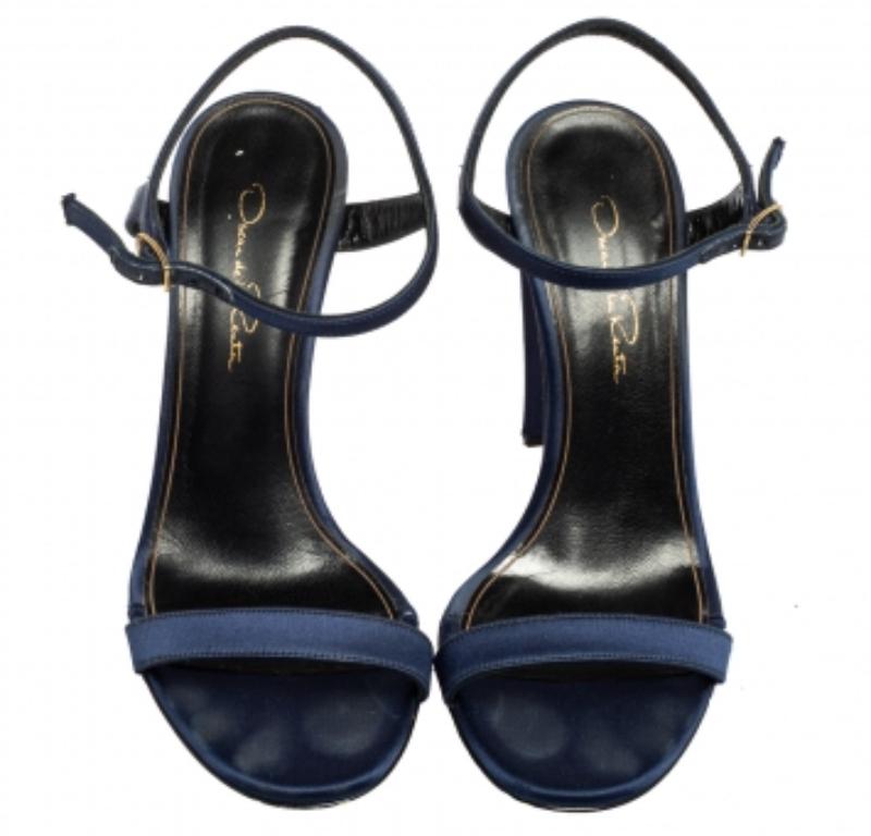 Oscar De La Renta - Sandali con cinturino alla caviglia in raso blu impreziositi da Lemmy - misura 37,5 in vendita 2