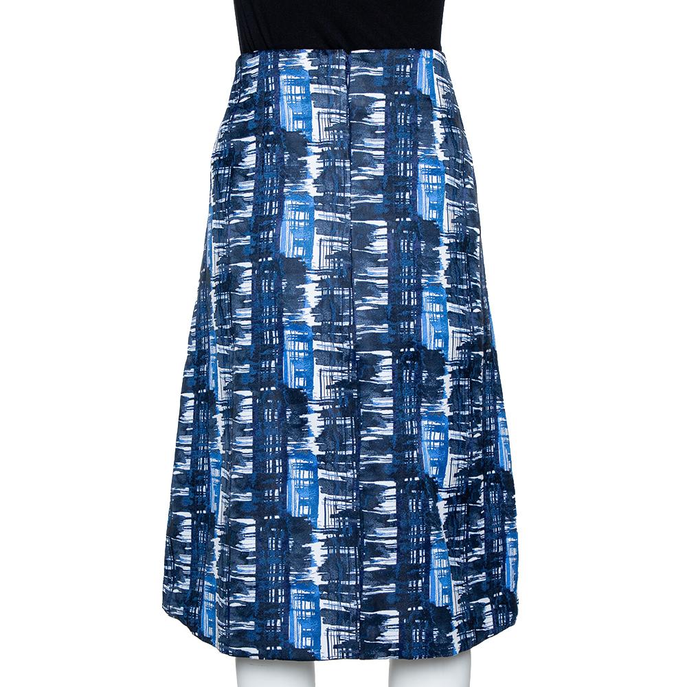 Introduced in the Oscar de la Renta's Resort 2016 collection, this skirt is perfect to flaunt your refined style statement. Adorned with brushstroke kind of patterns in shades of blue and white, this skirt features an inverted pleat detail on the