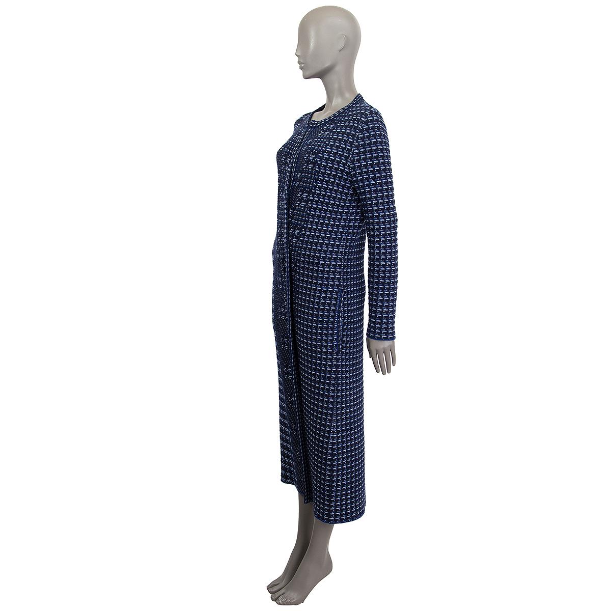 100% authentic Oscar de la Renta open knit coat in blue, navy blue and sky blue wool (100%) with pockets. Closes on the front with concealed hooks. Unlined. Has been worn and is in excellent condition. 

Measurements
Tag Size	S
Size	S
Shoulder