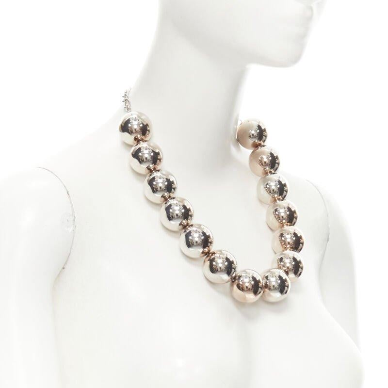 Oscar De La Renta Collana con perline in argento XL a filo singolo con palline di dichiarazione
Riferimento: LNKO/A01911
Marchio: Oscar De La Renta
Colore: Argento
Modello: Tinta unita
Chiusura: Chiusura ad aragosta
Dettagli extra: Etichetta charme