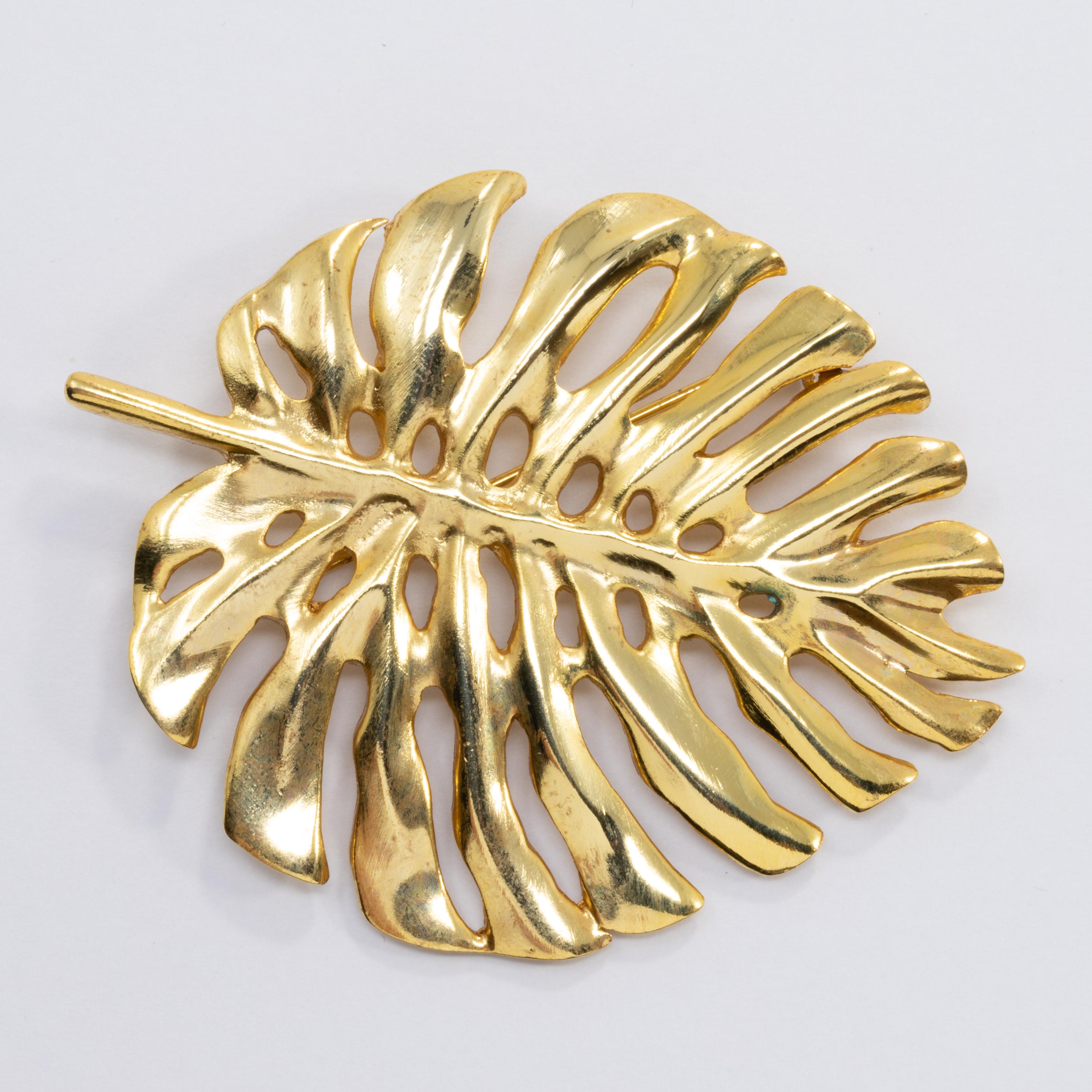 Oscar de la Renta's gold-plated bold monstera leaf brooch. A perfect golden touch to any style!

Hallmarks: Oscar de la Renta, Made in USA