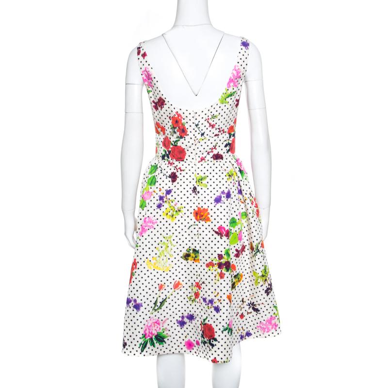 This sleeveless dress from Oscar de la Renta is not only high on style but is also visually delightful! The Botanical dress is made of 100% silk and features a beautiful floral and polka dot printed pattern all over it. It flaunts a bateau neckline,