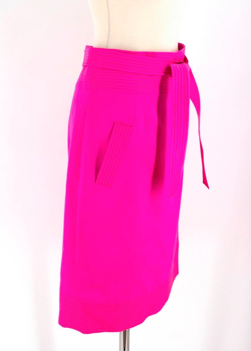 Oscar de la Renta Bright Pink Pencil Skirt

-Pink pencil skirt
-Two front pockets
-Ribbed waistband and hemline
-Back zip closure
-Bow tie belt
- Wool, silk and elastane blend

Please note, these items are pre-owned and may show signs of being