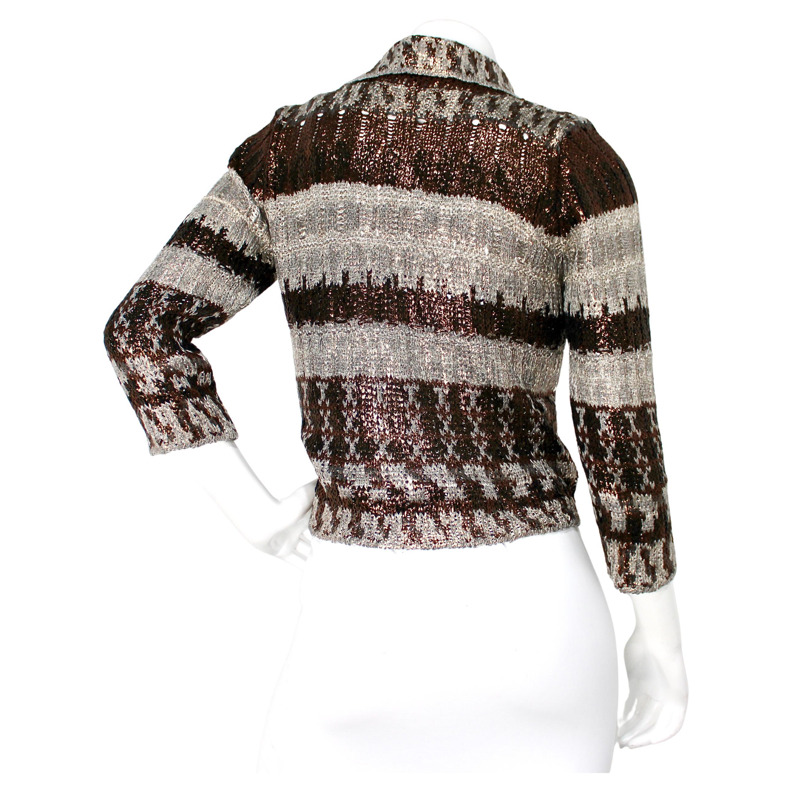 Oscar De La Renta Bronze Silk Knit Wrap Cardigan emana eleganza e raffinatezza grazie al suo tessuto lussuoso e all'esclusivo design asimmetrico. Realizzato in una ricca maglia di seta color bronzo, questo capo offre una sottile lucentezza che