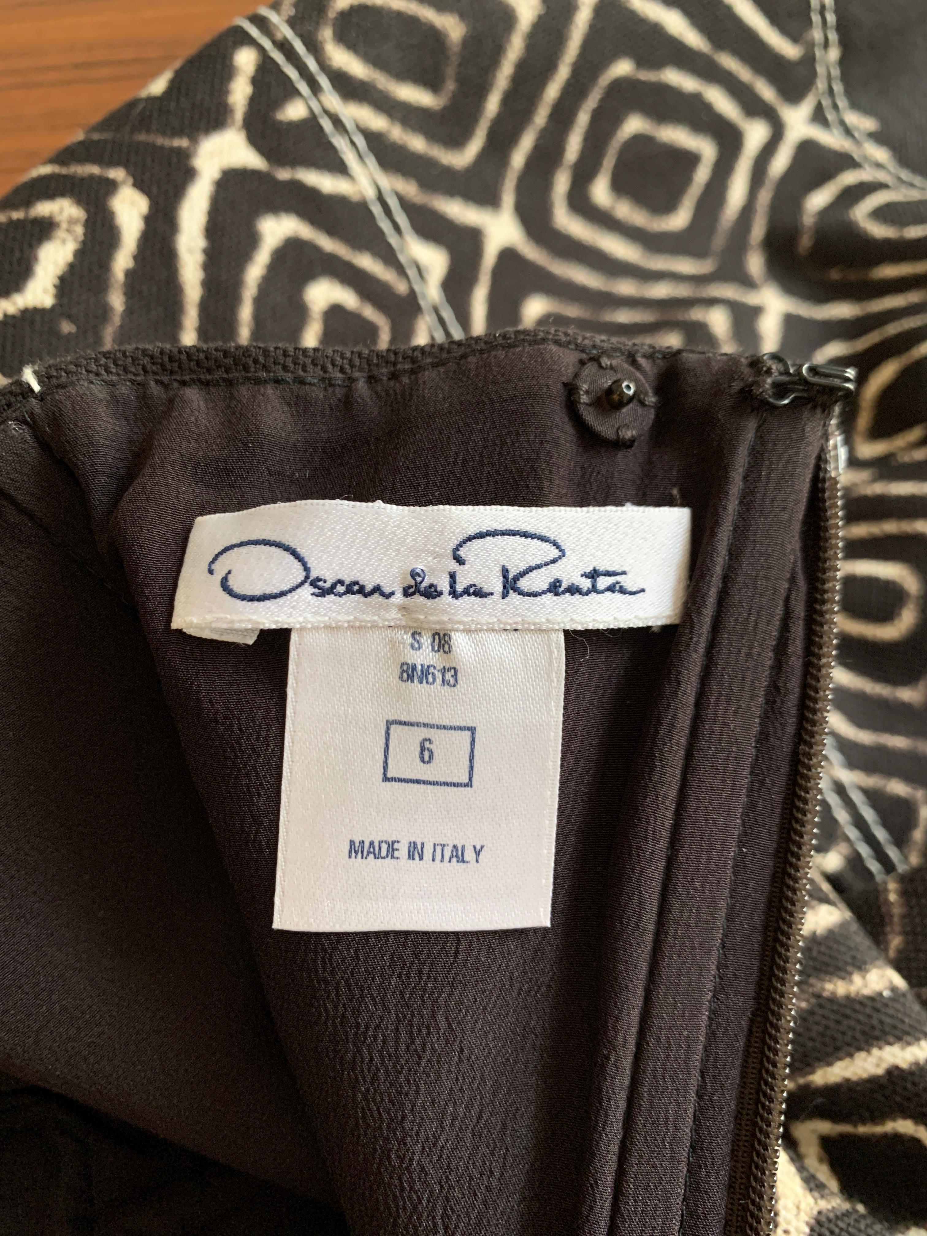 Oscar de la Renta Laufstegkleid mit braunem und elfenbeinfarbenem Stammesdruck und Neckholder-Kragen Damen im Angebot