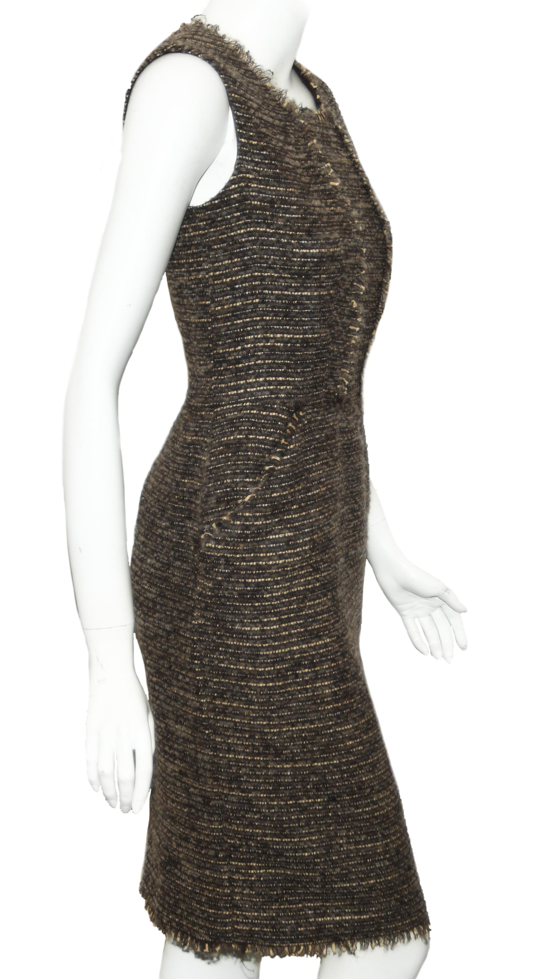 Oscar de la Renta Brown & Beige Sleeveless Wool Tweed Sheath Dress Size 6 US  In Excellent Condition For Sale In Palm Beach, FL