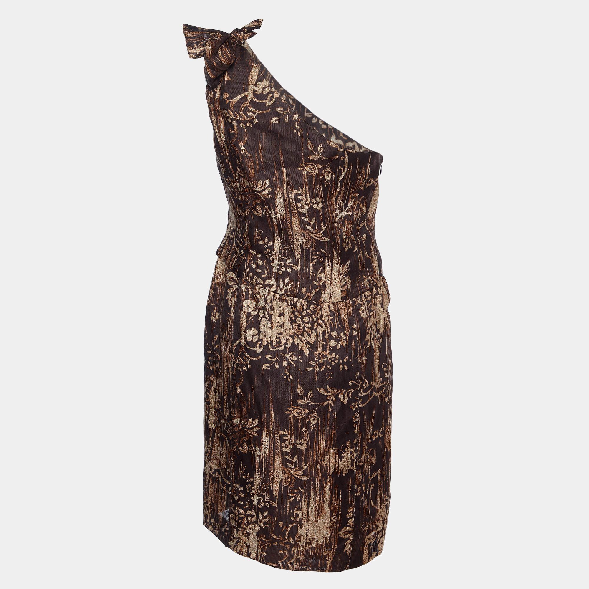 The fine artistry and the feminine silhouette of this designer dress exhibit the labels impeccable craftsmanship in tailoring. It is stitched using quality materials has a good fit and can be easily styled with chic accessories open toe sandals and