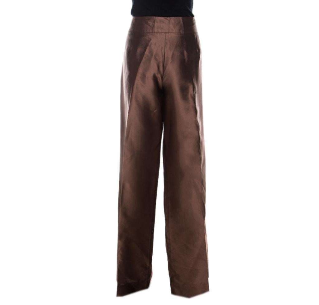 Oscar de la Renta's brown trousers are tailored with soft silk and designed with wide legs. The easing silhouette of these trousers makes them a comfortable piece of clothing which, when paired with a fitted blouse, gives you a sharp formal look.

