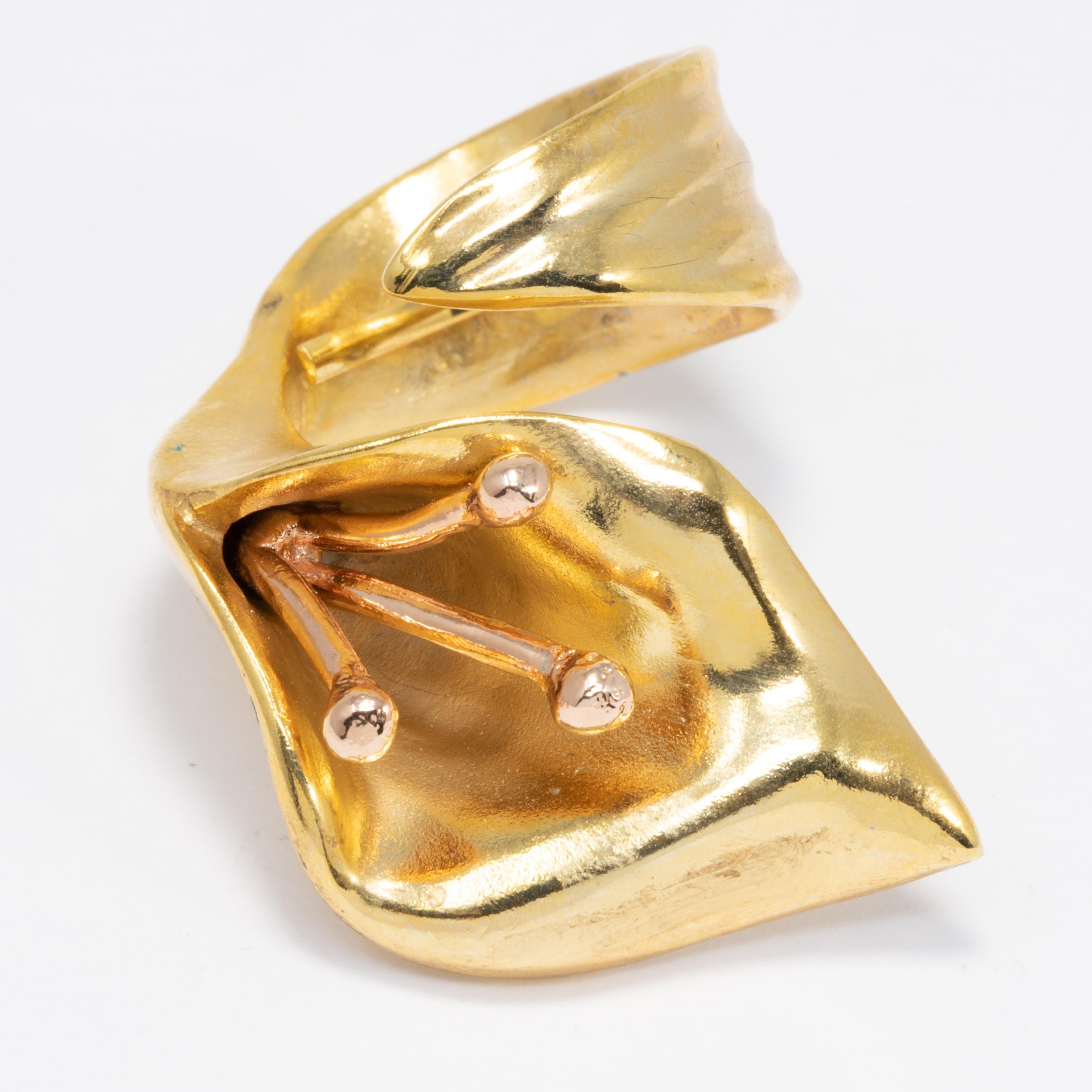 Flower chic statement ring from Oscar de la Renta. A polished golden calla lily.

Adjustable sizes 5 to 8.5

Gold plated.

Get the matching pin!

Tags, Marks, Hallmarks: Oscar de la Renta, Made in USA